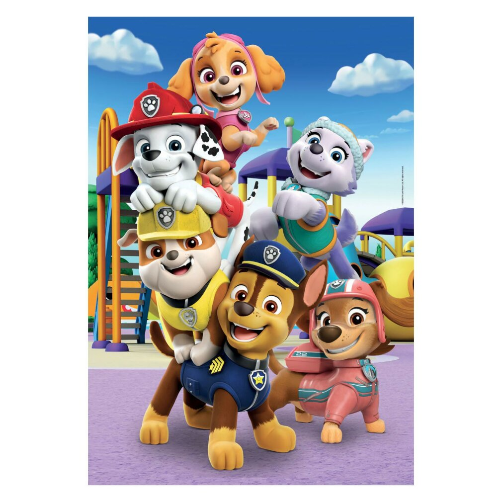Postacie PAW Patrol są w grupie. Psy w mundurach przed placem zabaw, błękitne niebo i chmury.