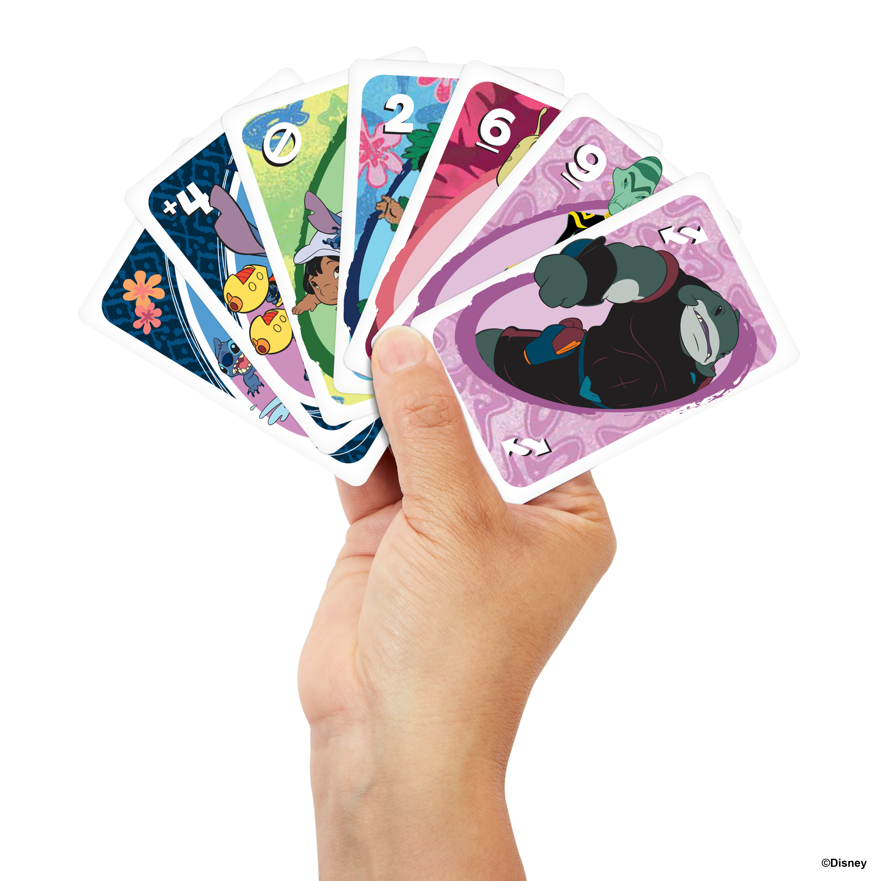 Hand hält einen Fächer aus Disney Uno-Karten. Karten zeigen Charaktere und Zahlen vor weißem Hintergrund.