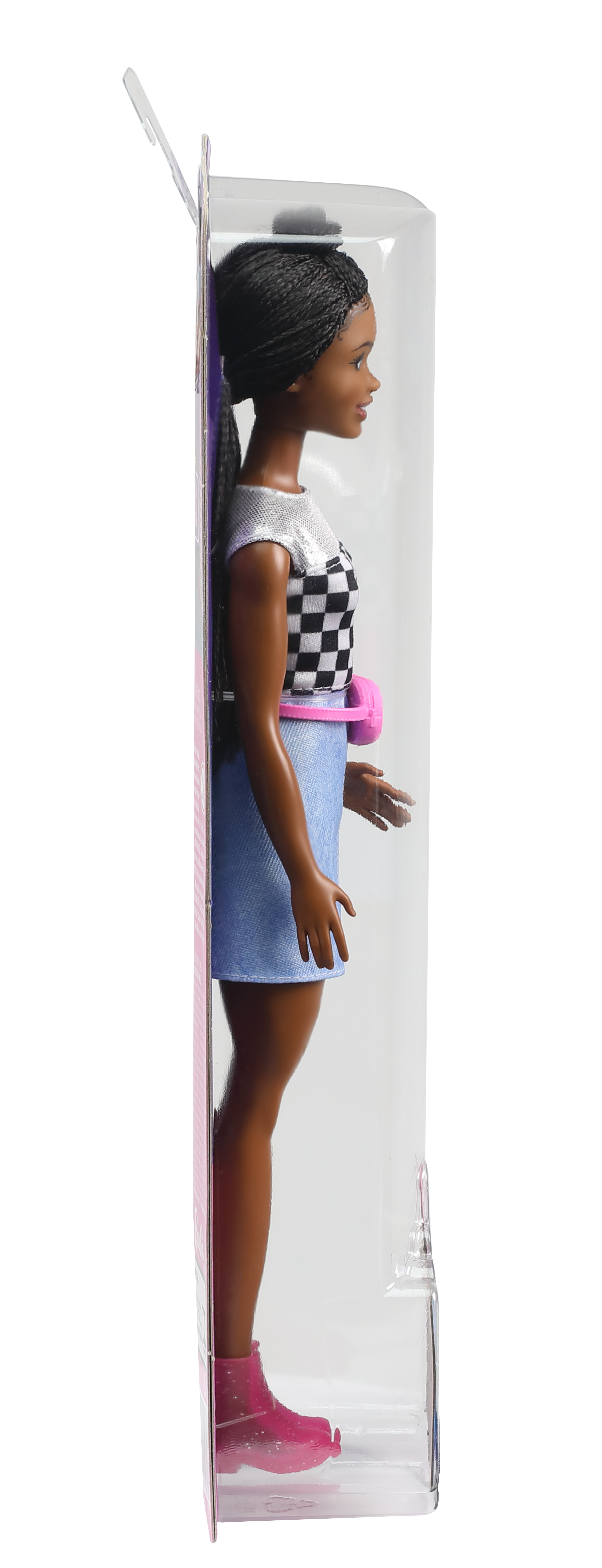 Eine Barbie-Puppe in einer transparenten Plastikverpackung. Die Puppe hat dunkle Haut, schwarzes Haar und trägt ein kariertes Oberteil, einen Jeansrock und rosa Stiefel.