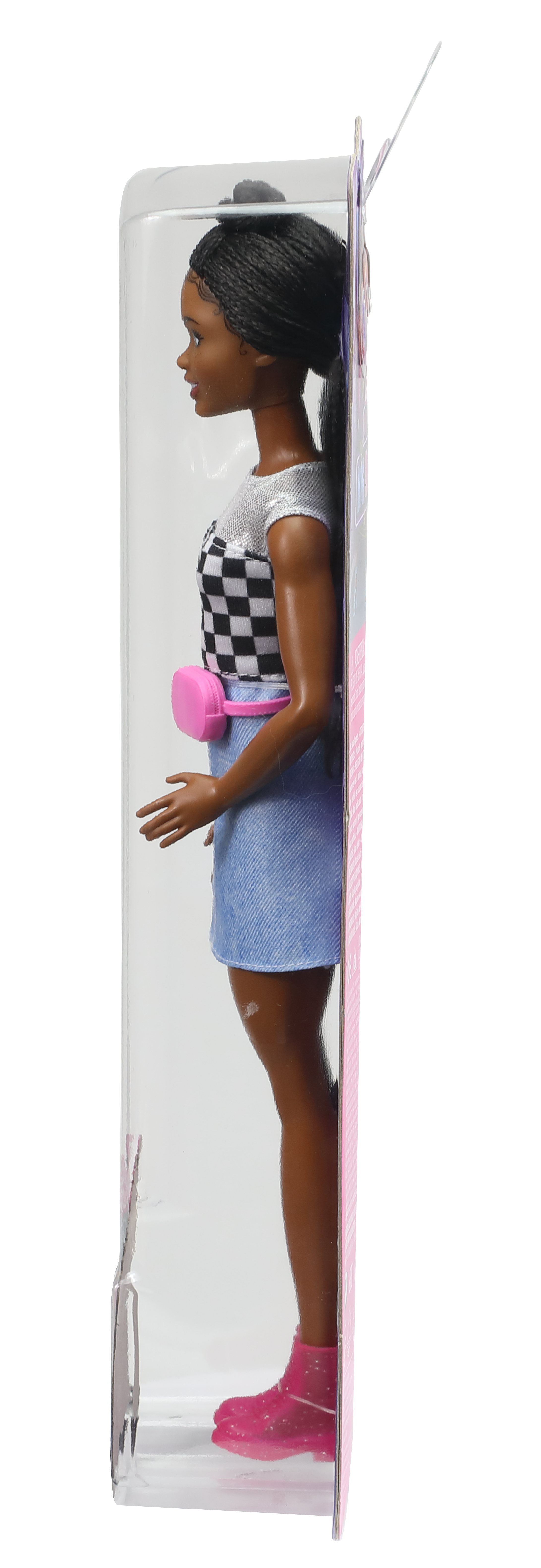 Barbie-Puppe in Verpackung. Sie trägt ein kariertes Oberteil, einen Jeansrock und rosa Stiefel. Eine rosa Tasche ist an der Taille.