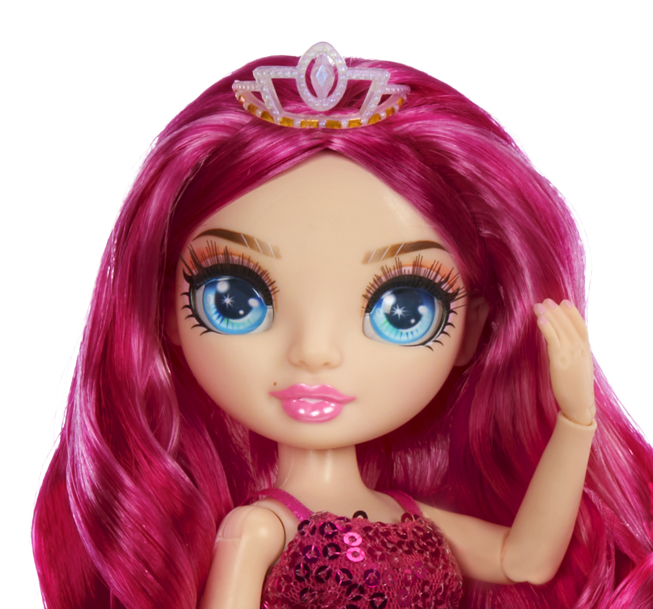Lalka z różowymi włosami, niebieskimi oczami i tiarą. Ma na sobie różową sukienkę z cekinami. Jej ręka jest uniesiona.