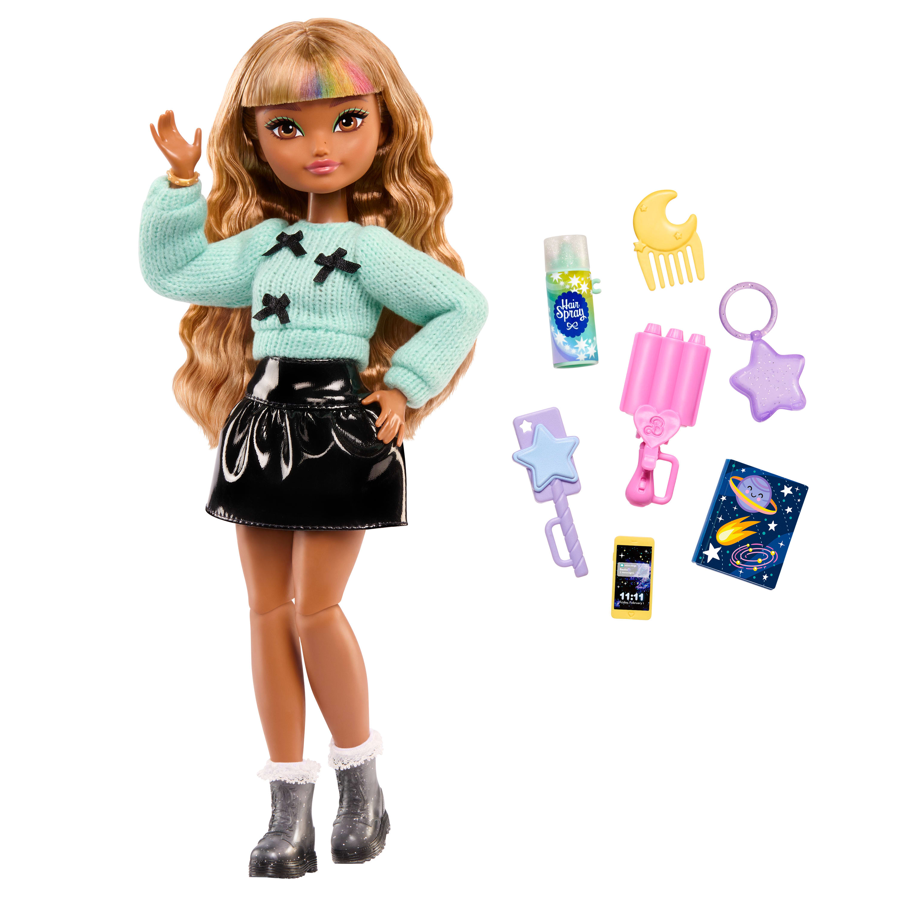 Eine Puppe mit Zubehör auf weißem Hintergrund. Die Puppe trägt einen Pullover, Rock und Stiefel. Mehrere Accessoires sind sichtbar.