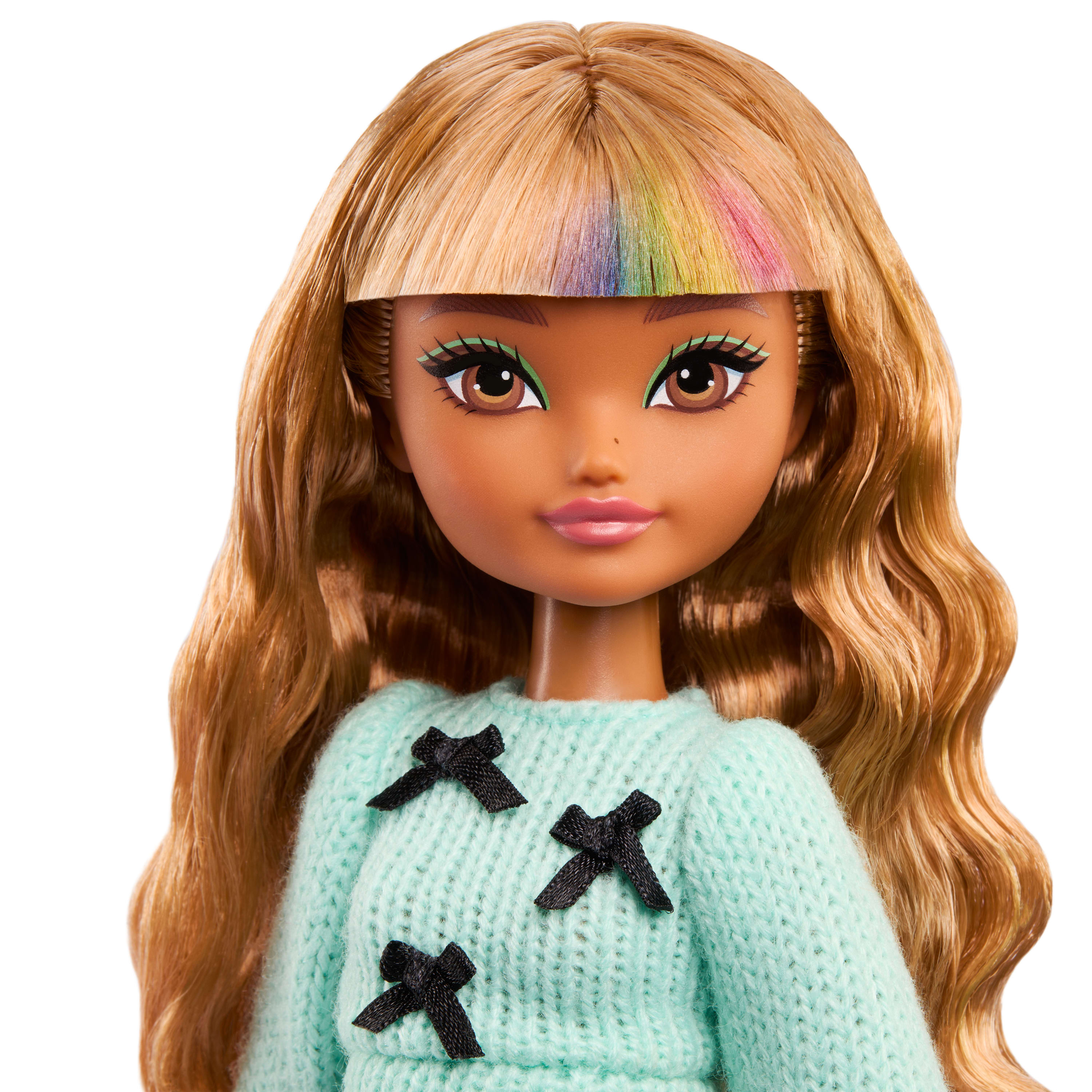 Eine Puppe mit langen blonden Haaren, Regenbogen-Highlights, grünen Augen, rosa Lippen und einem hellblauen Pullover mit schwarzen Schleifen.