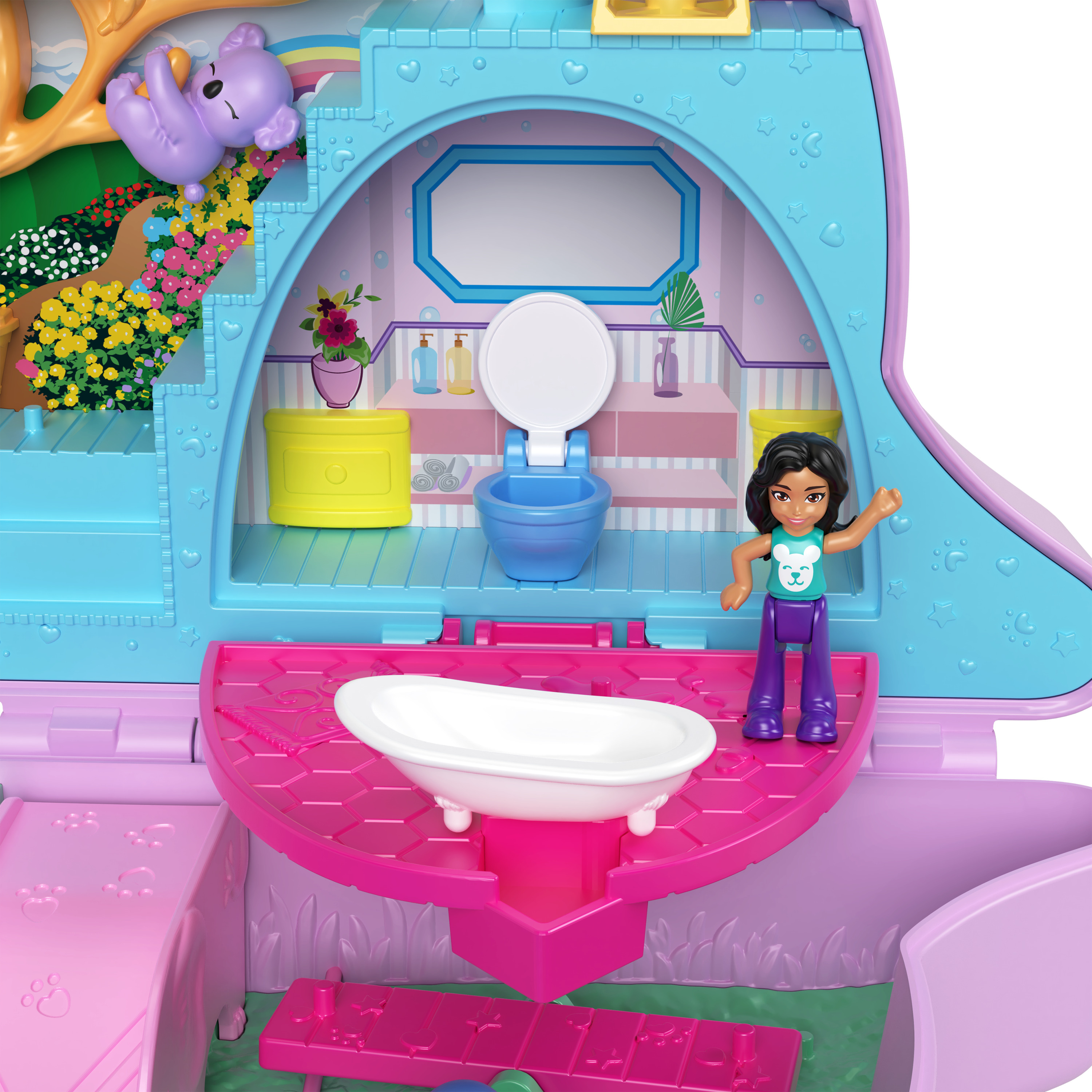 Una casa de muñecas con un koala, una muñeca y un baño. Incluye bañera, inodoro y varios elementos decorativos.