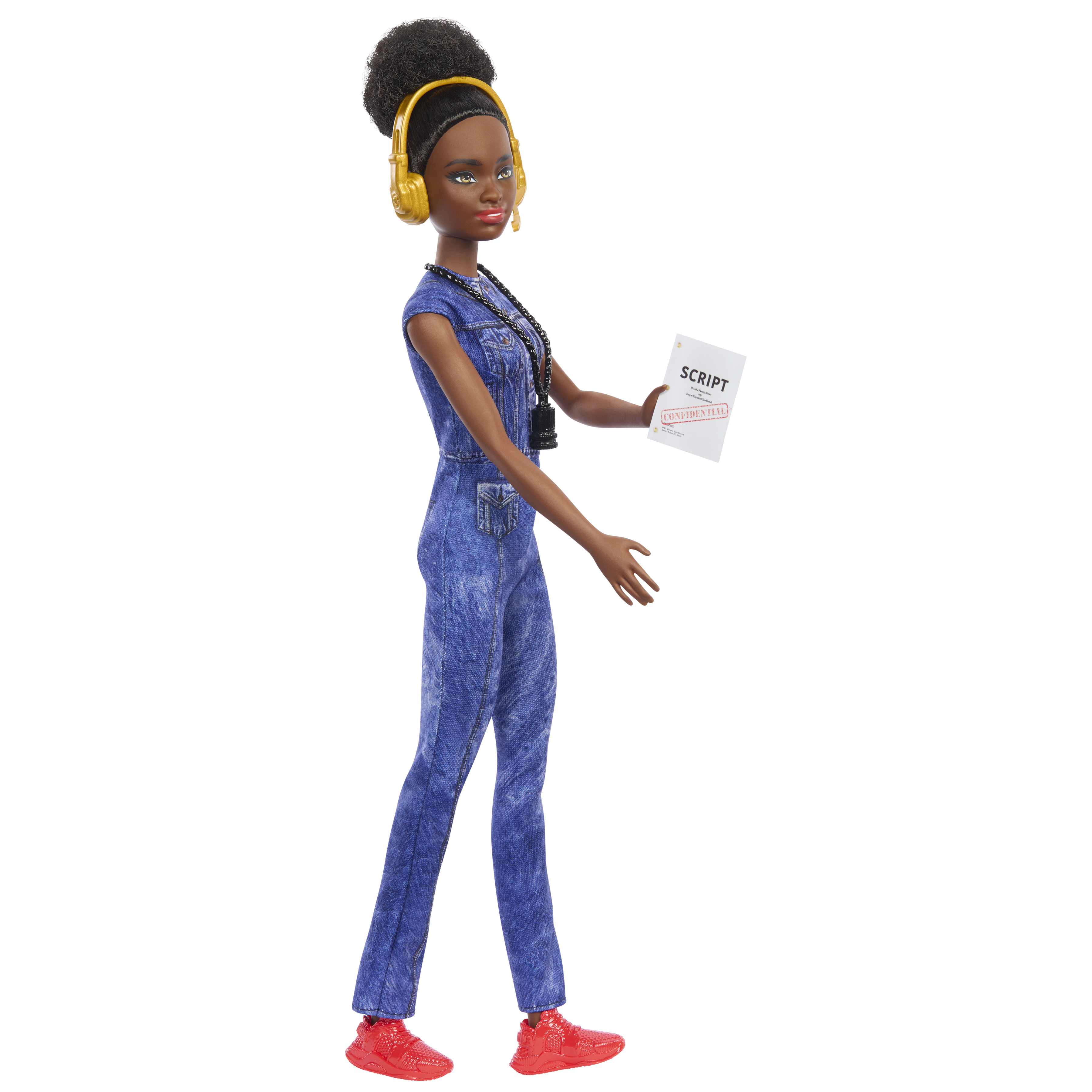 Lalka w dżinsowym kombinezonie, złotych słuchawkach i czerwonych butach, trzymająca scenariusz z etykietą 'Poufne'.
