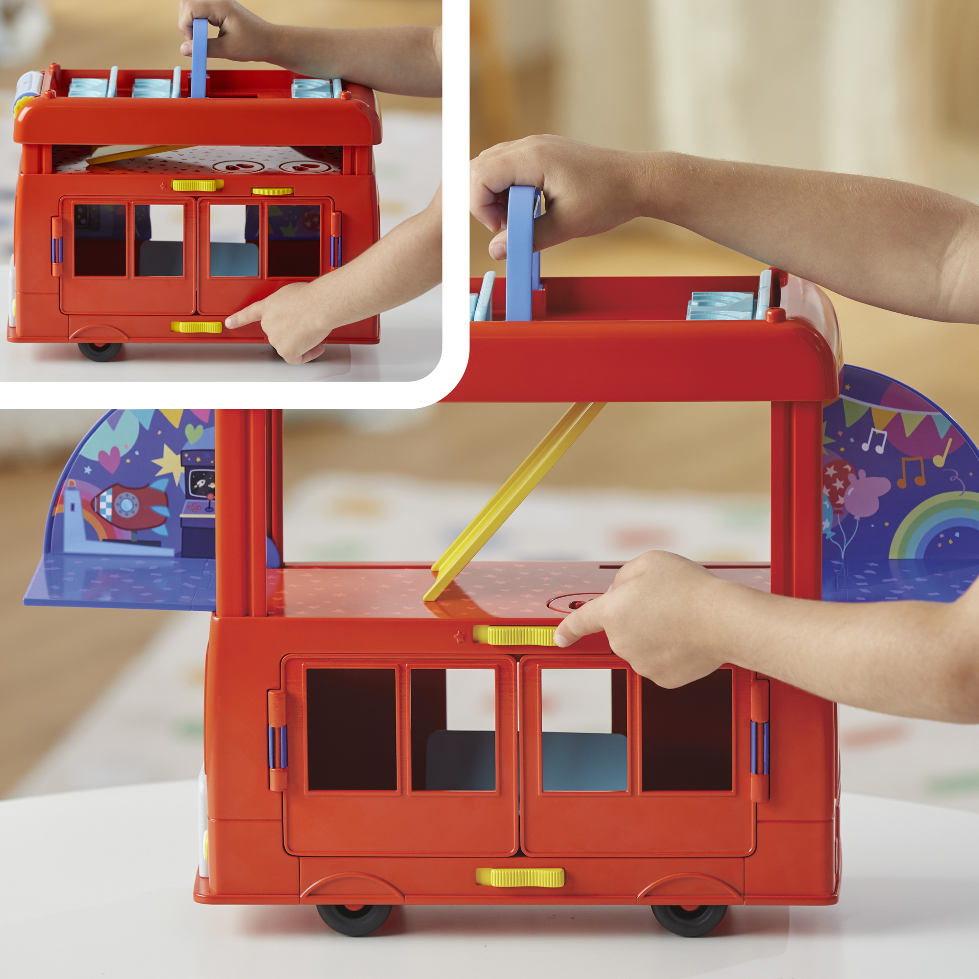 Un autobús de juguete rojo con puertas abiertas y manos de niño interactuando. El fondo está borroso.