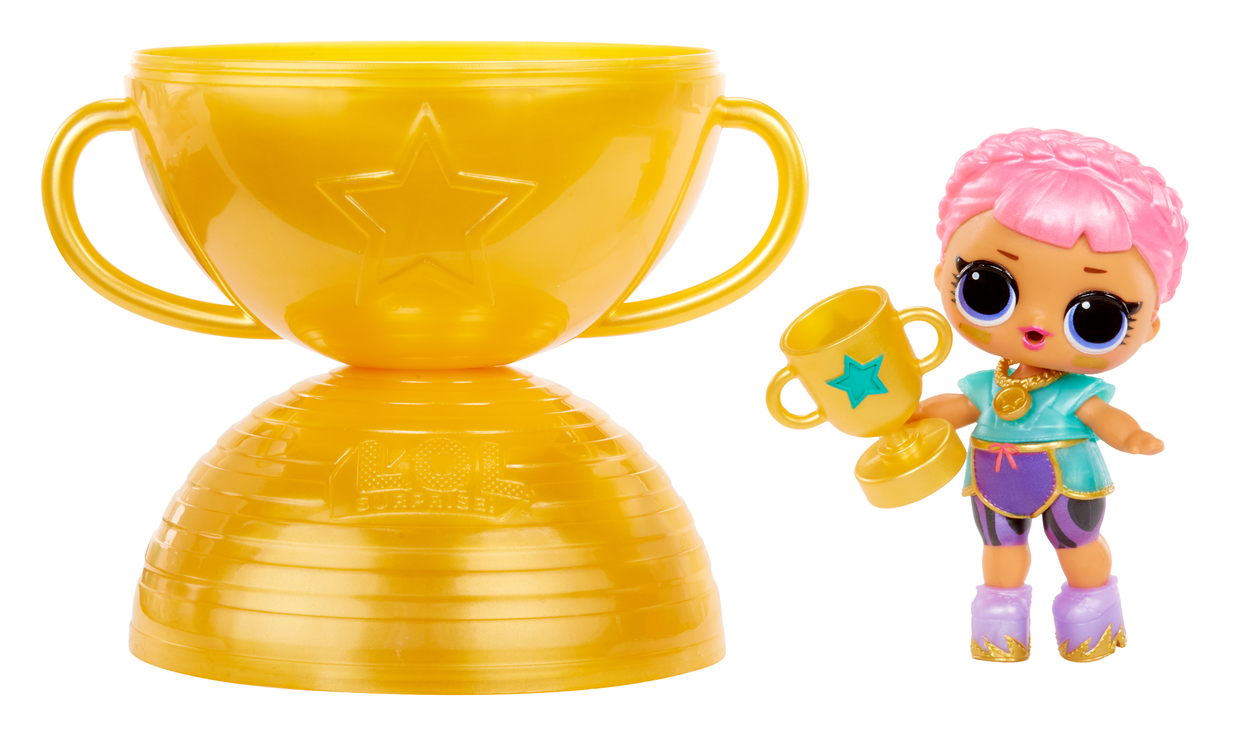 Złote trofeum i lalka trzymająca mniejsze. Lalka ma różowe włosy, niebieskie oczy i nosi kolorowe ubrania.