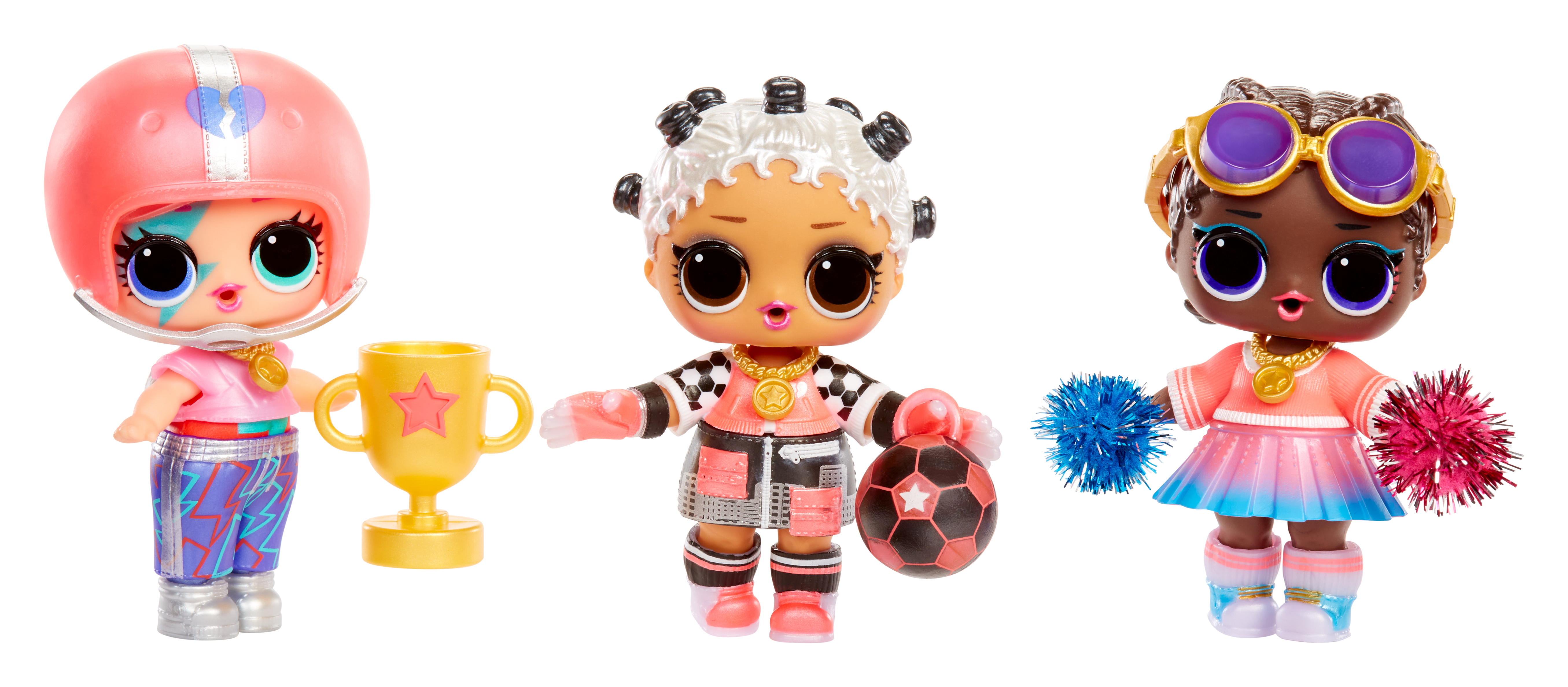 Trzy lalki LOL Surprise: jedna z hełmem i trofeum; jedna z piłką nożną; jedna z pomponami, wszystkie z dużymi oczami.