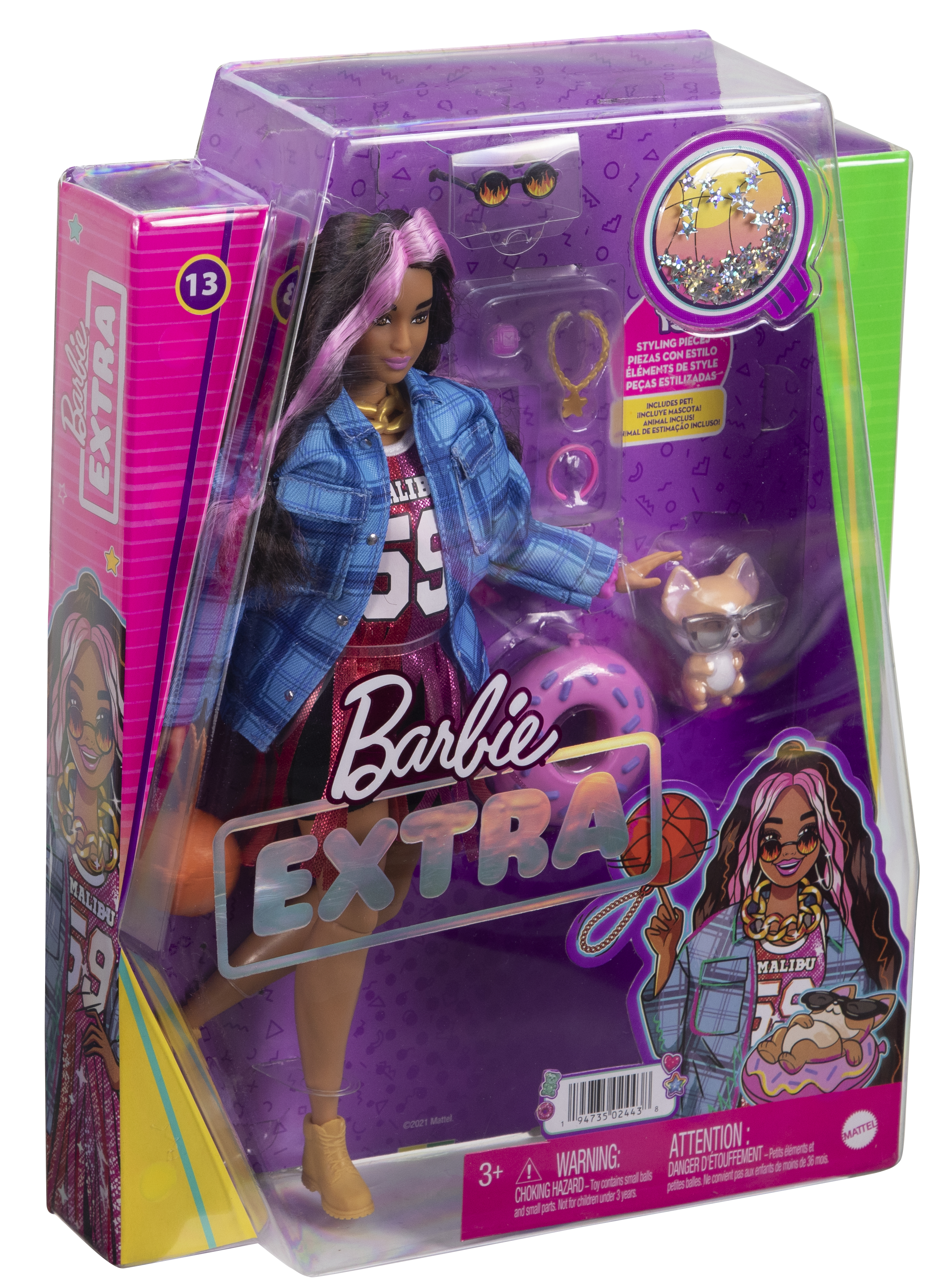 Lalka Barbie Extra w opakowaniu. Ma na sobie dżinsową kurtkę i czerwony top. Akcesoria obejmują psa.