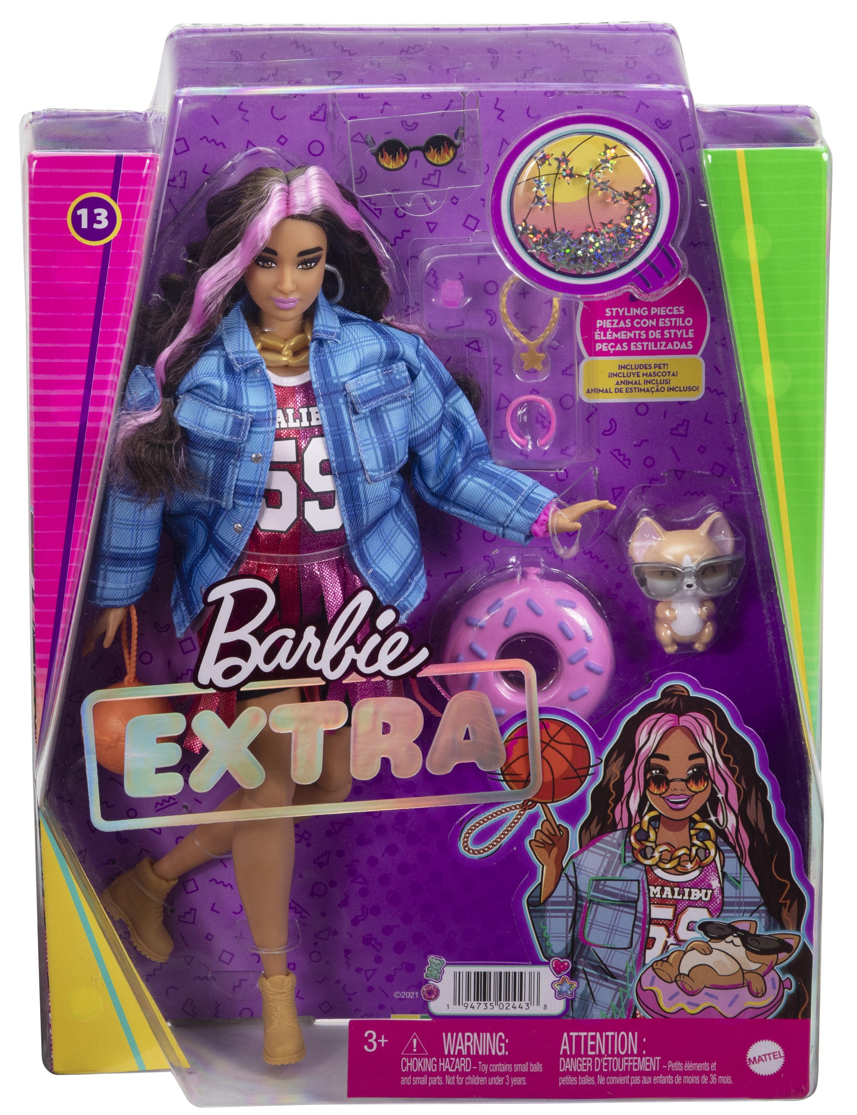 Lalka Barbie Extra w pudełku. Nosi niebieską kurtkę w kratę i spódnicę. W zestawie kot w okularach.