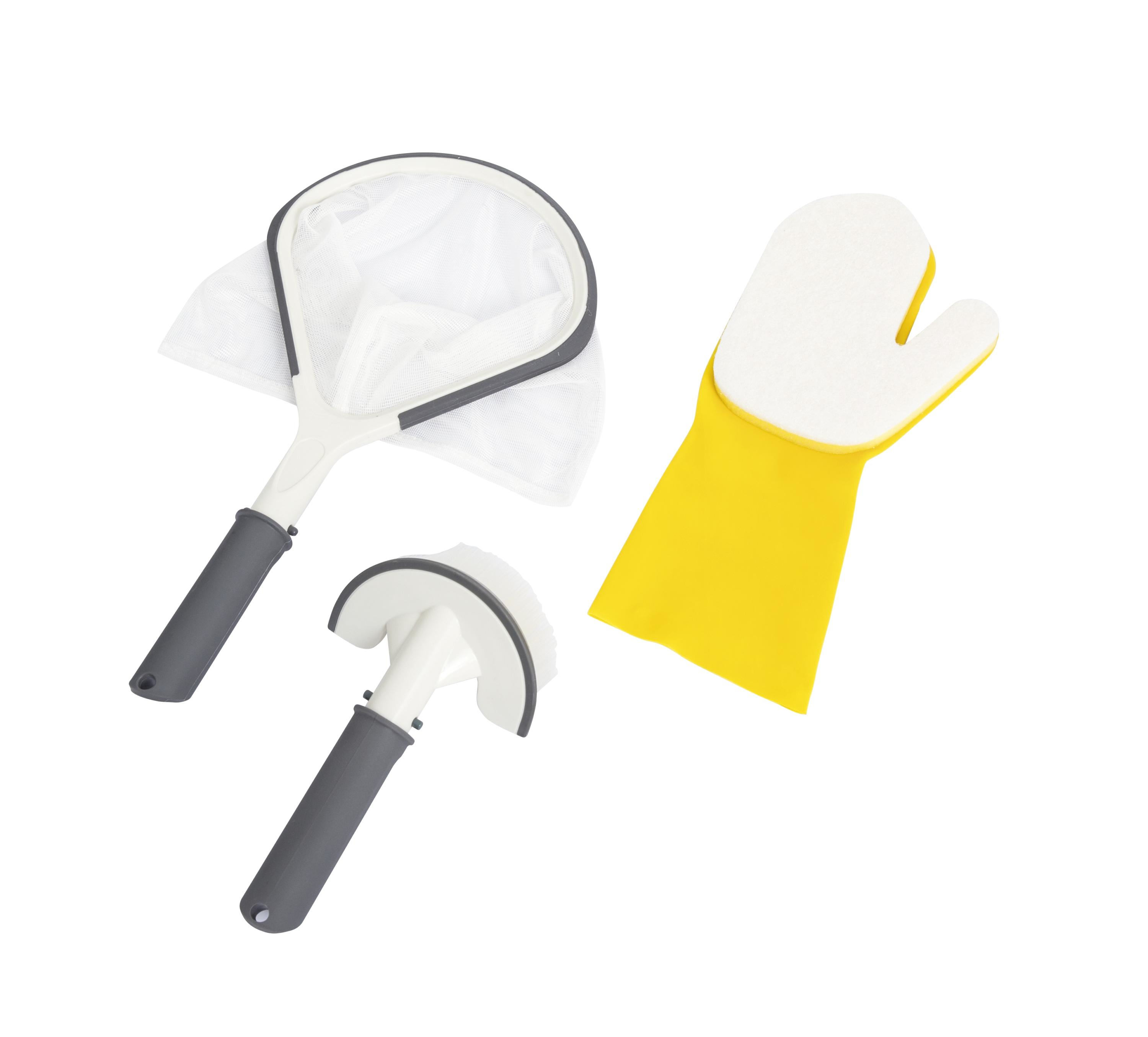 Trois outils de nettoyage de piscine sur fond blanc : une épuisette, une brosse et un gant jaune.