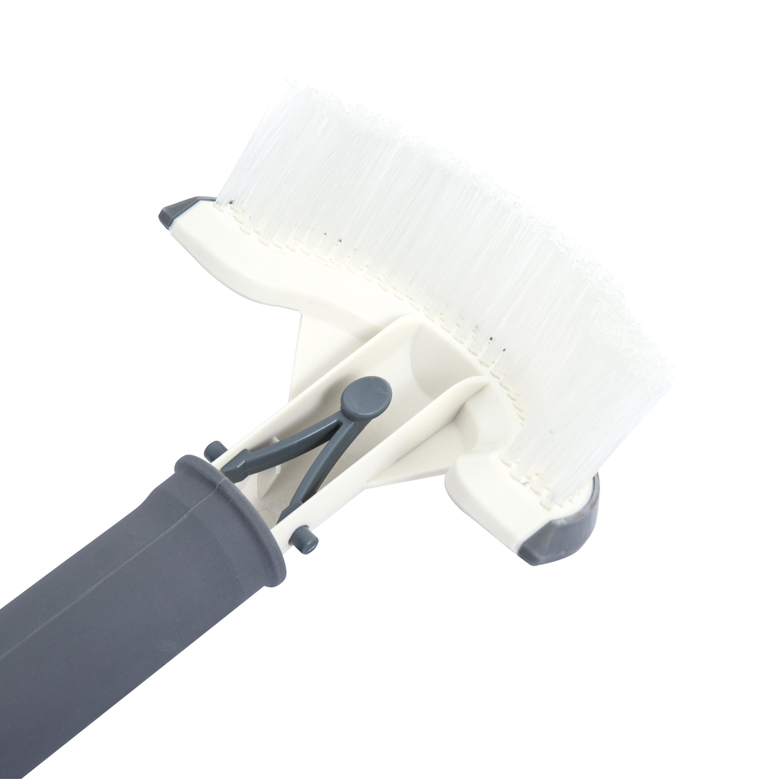 Un nettoyant pour vitres blanc et gris. Il a une tête de brosse et une poignée. Le fond est blanc.