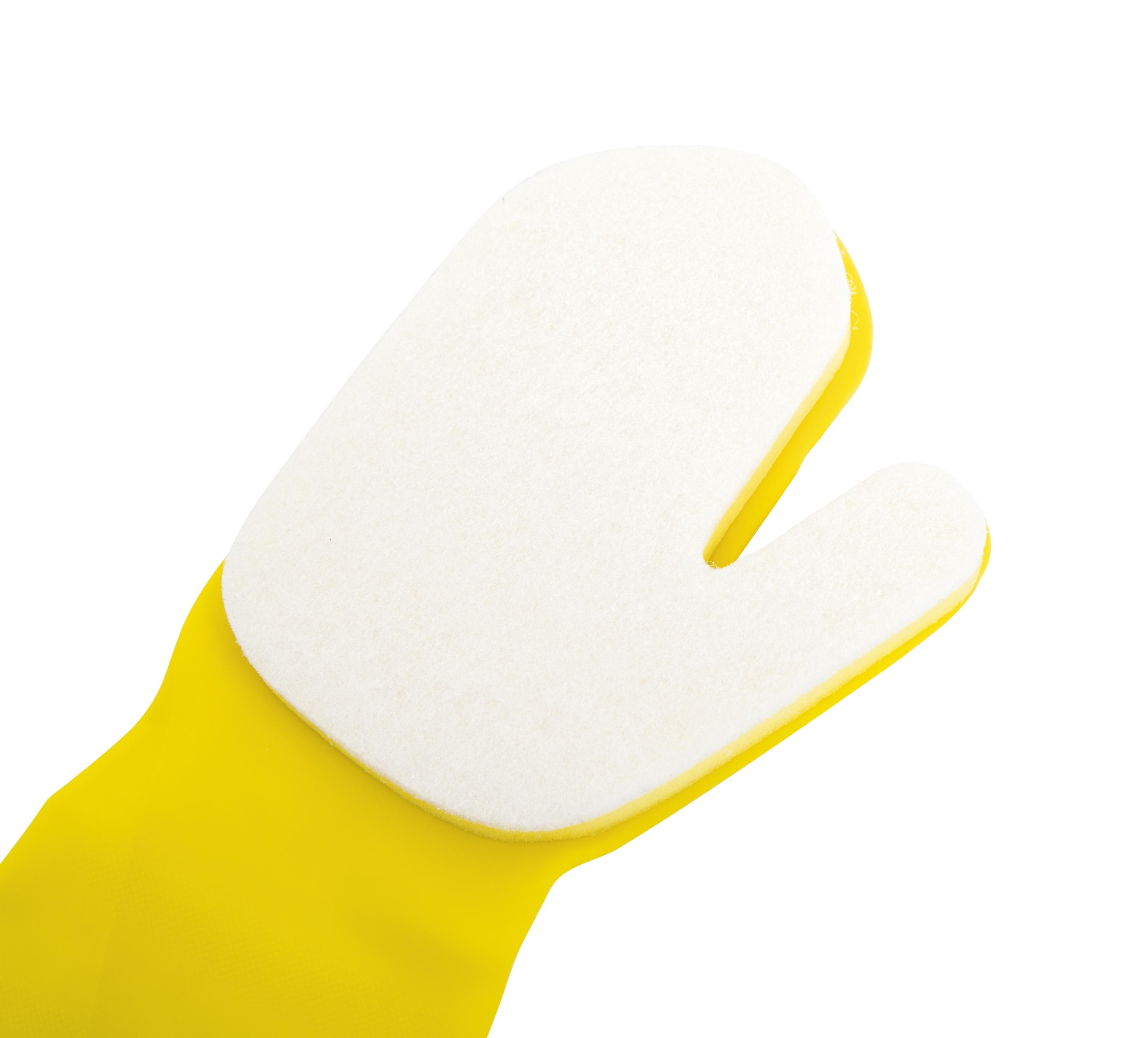 Un gant jaune avec un tampon de nettoyage blanc attaché. Le fond est blanc. Le gant est pour le nettoyage.