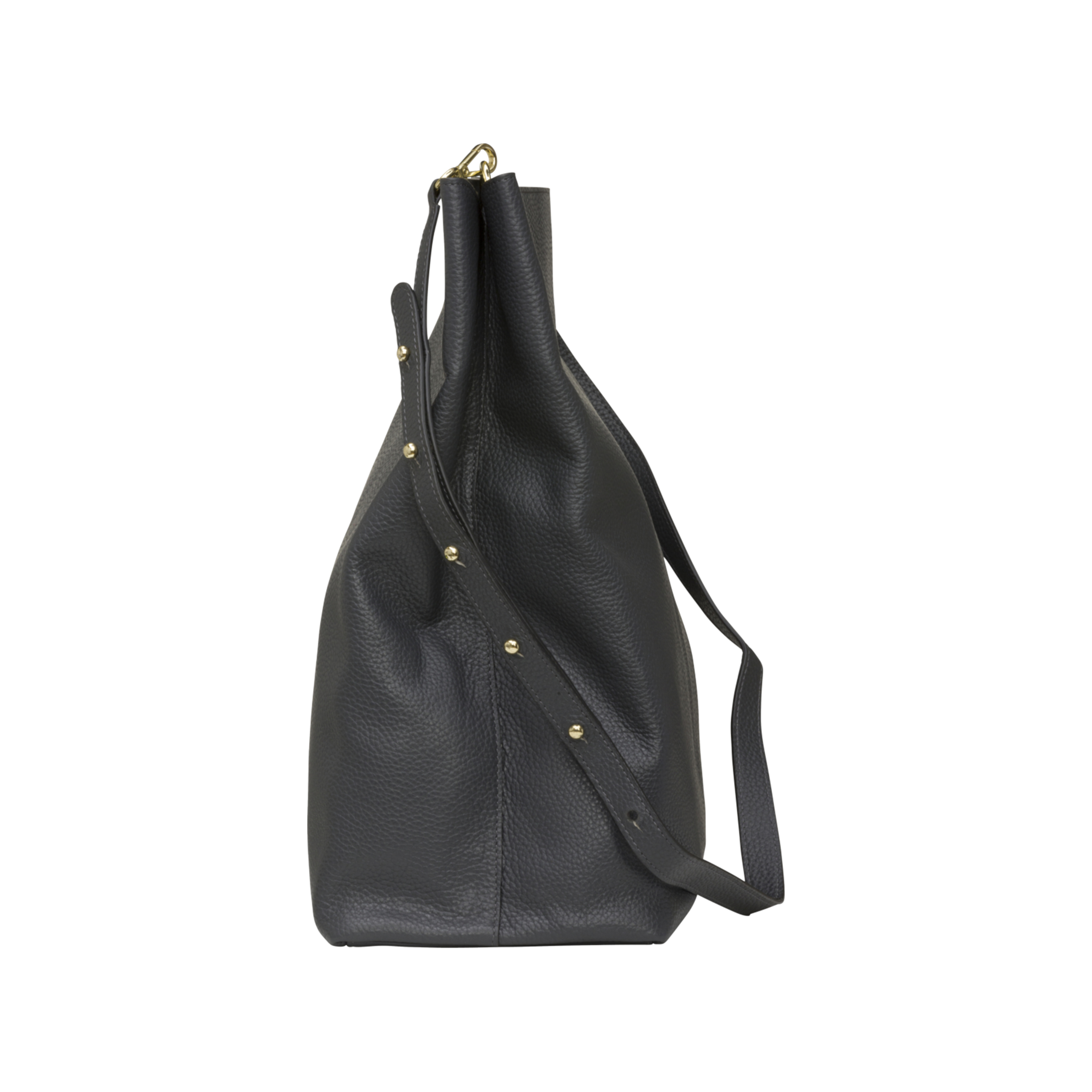 Eine schwarze Lederhandtasche mit Schulterriemen, goldenen Details und Kordelzugverschluss vor weißem Hintergrund.