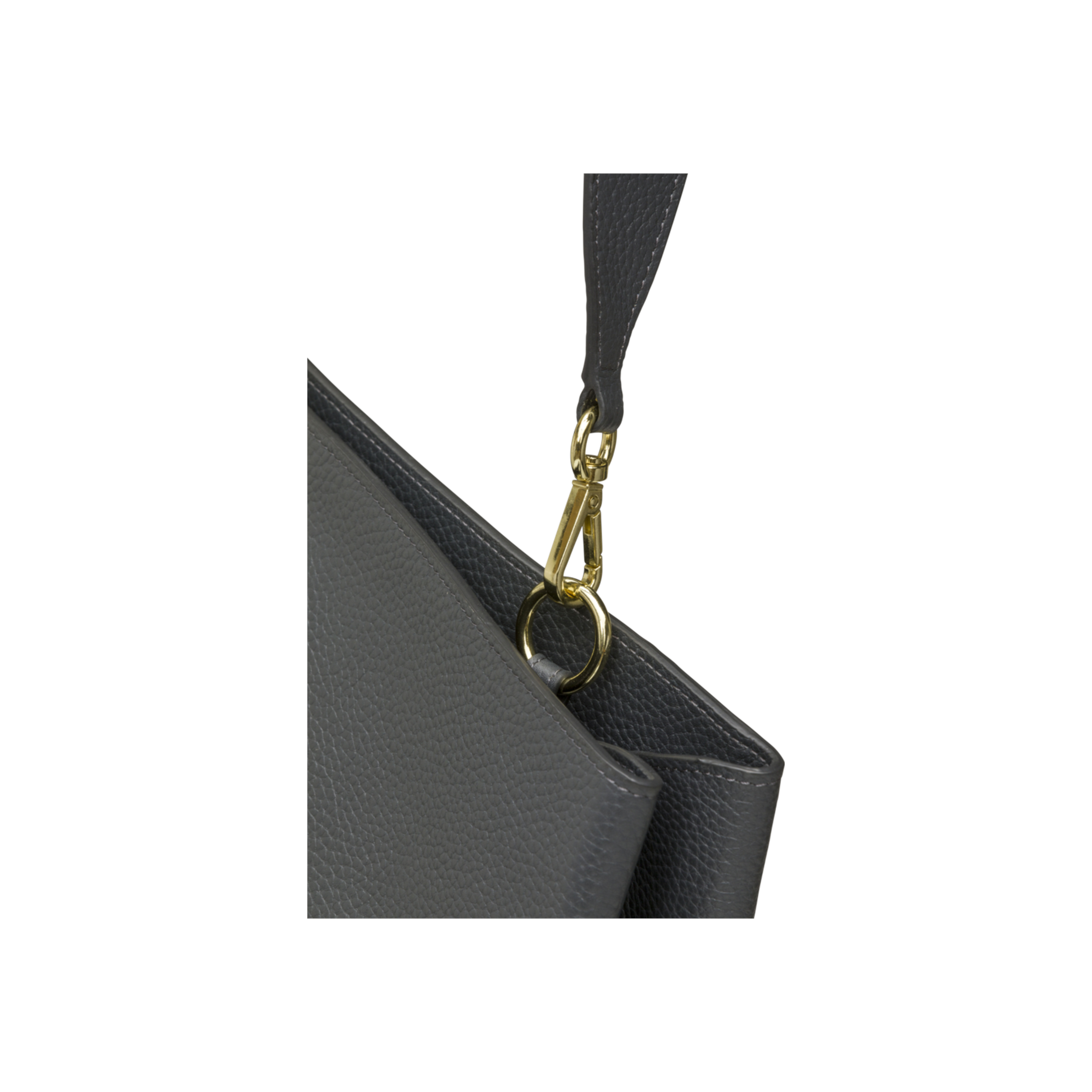 Nahaufnahme einer grauen Ledertasche. Ein goldener Verschluss verbindet den Gurt mit der Tasche.
