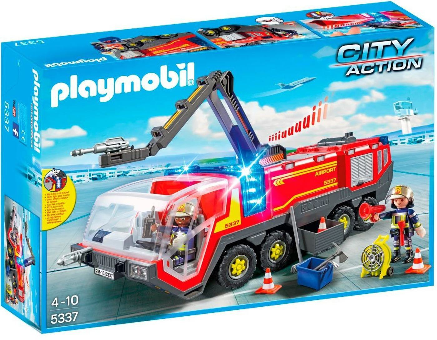 Zestaw Playmobil City Action Airport Fire Truck. Czerwony wóz strażacki z wysuwanym ramieniem, figurkami strażaków i akcesoriami lotniskowymi na niebieskim tle.