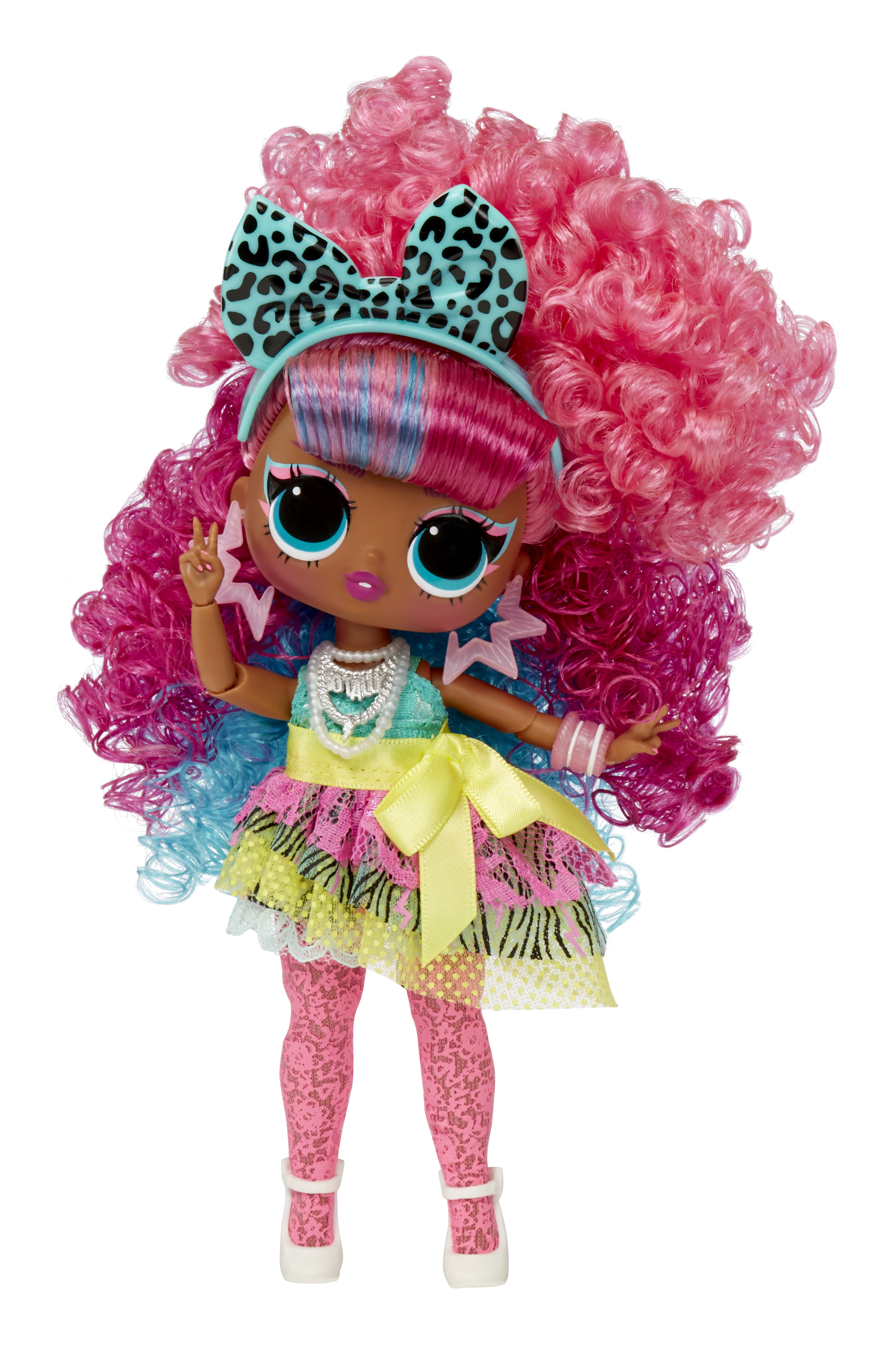 Una muñeca con pelo rizado rosa, lazo de leopardo y vestido colorido. Hace la señal de la paz.