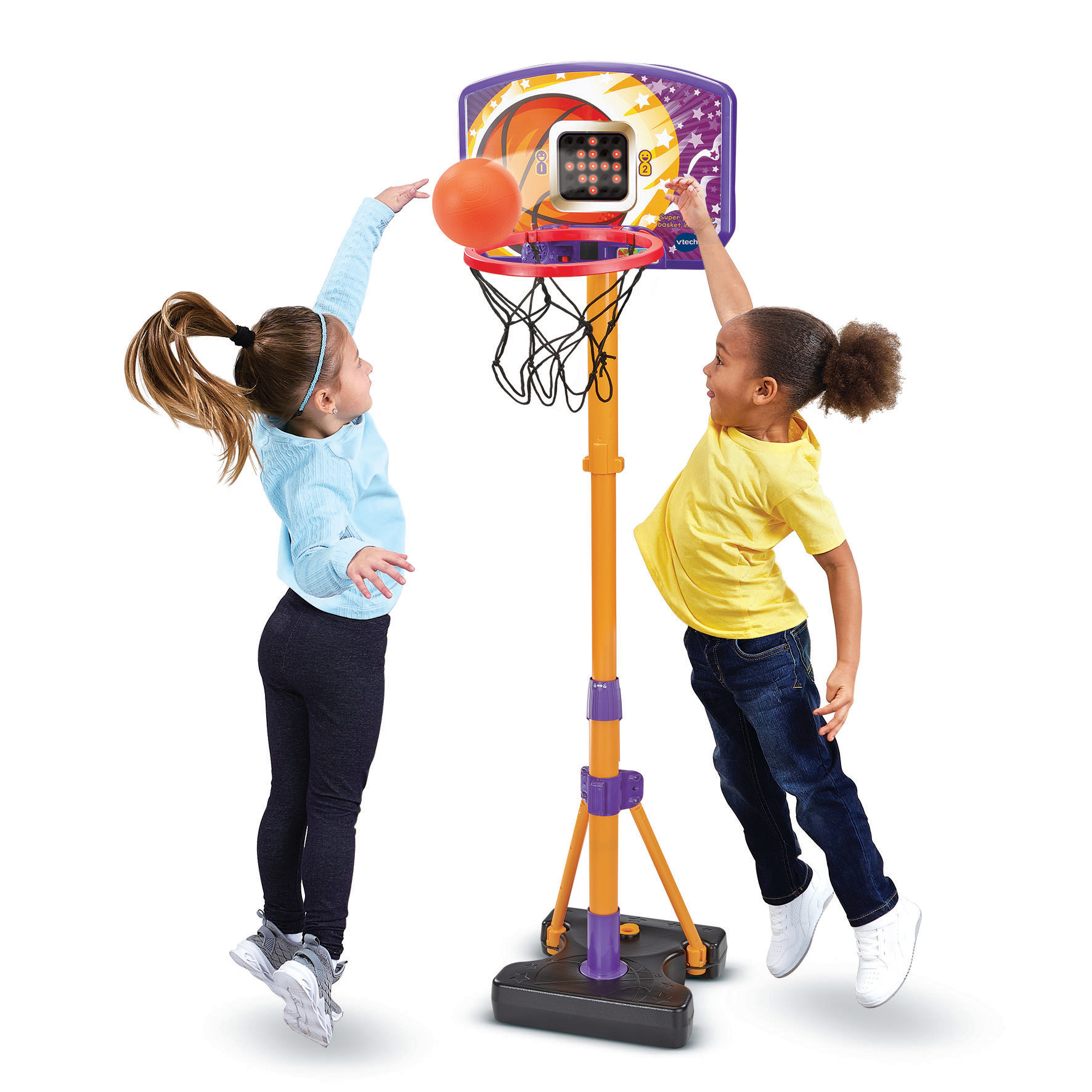 Due ragazze saltano per tirare a basket. Sono vicino a un canestro. Una ragazza indossa una maglietta gialla.