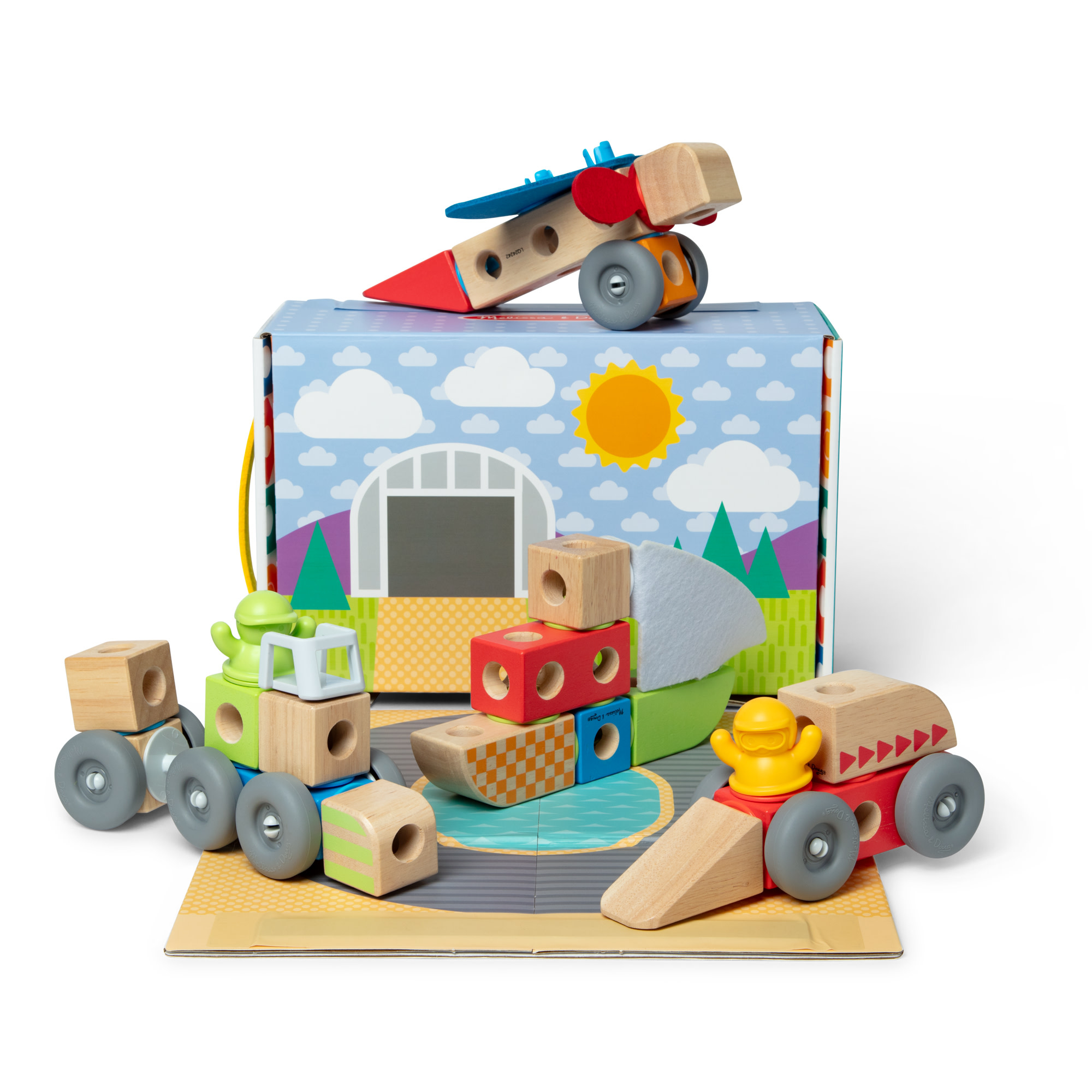 Set di giocattoli in legno con veicoli e una scatola con una scena del cielo. Il set include un aereo, camion e blocchi.
