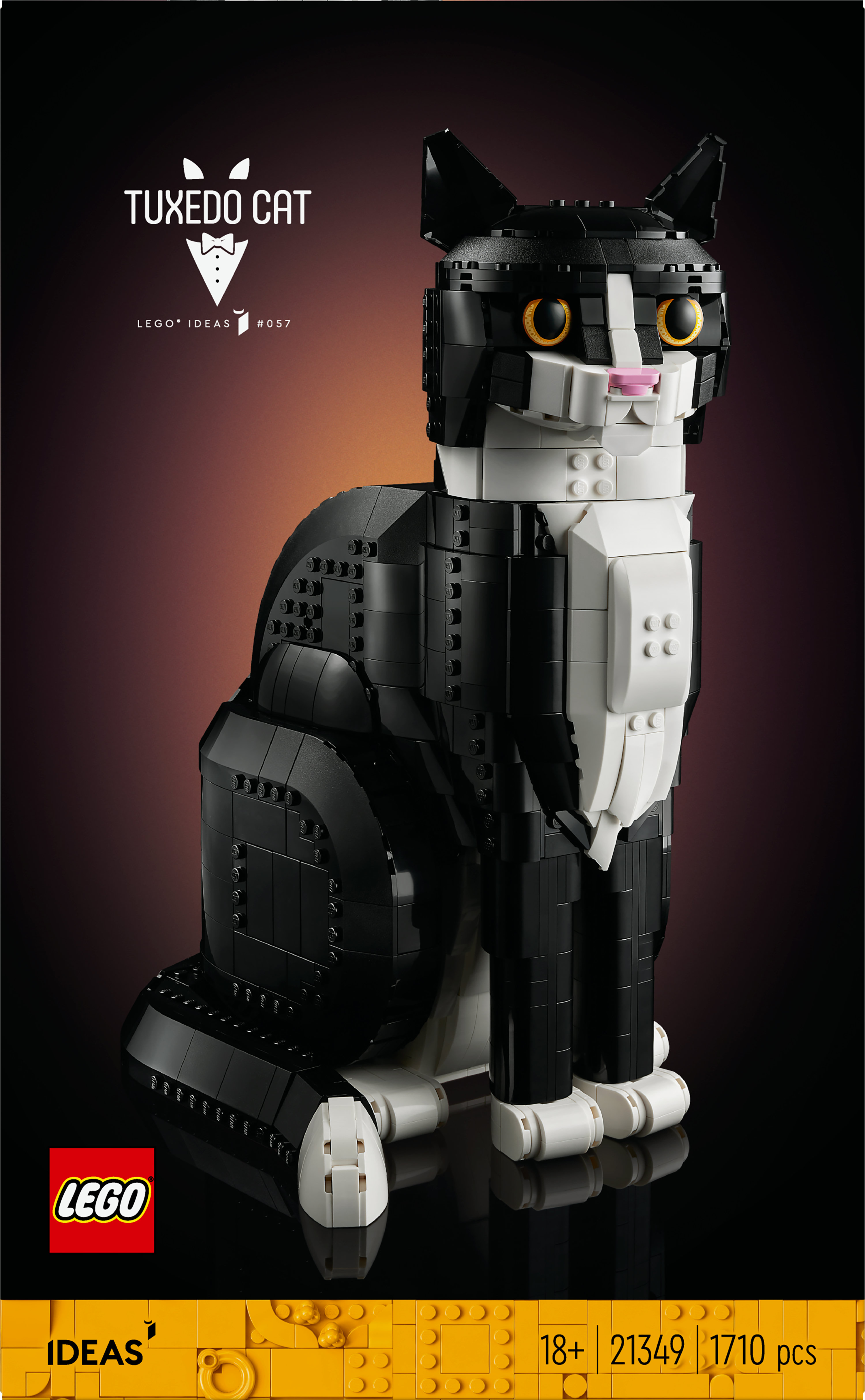 Model LEGO kota w smokingu. Jest czarno-biały, z żółtymi oczami i różowym nosem, na odblaskowej powierzchni.