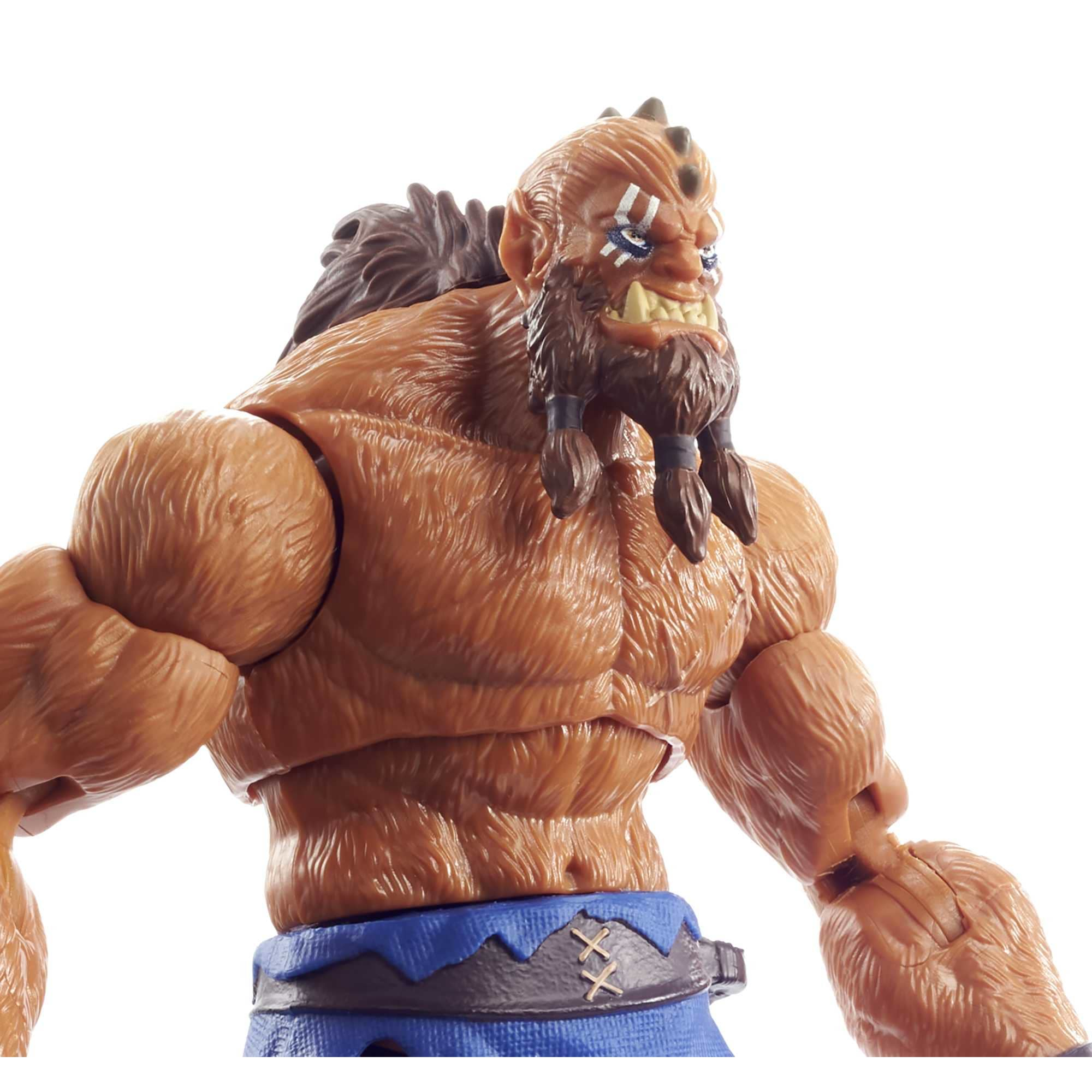 Eine muskulöse Actionfigur eines braunhäutigen Charakters mit Bart, blauer Hose und weißer Gesichtsbemalung, vor weißem Hintergrund.