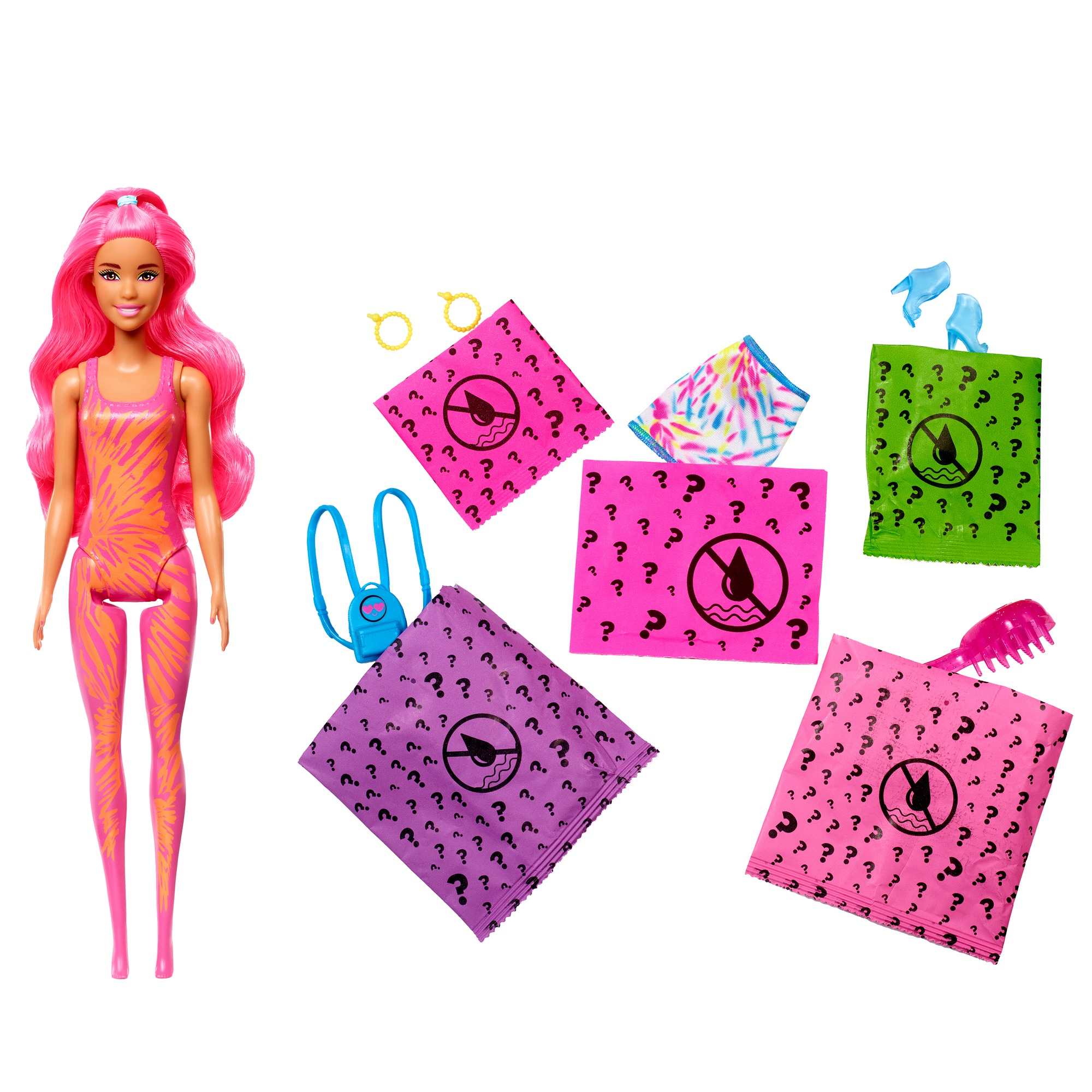 Eine Barbie-Puppe mit rosa Haaren und einem Badeanzug. Verschiedene Mystery-Bags und Accessoires sind auf weißem Hintergrund verstreut.