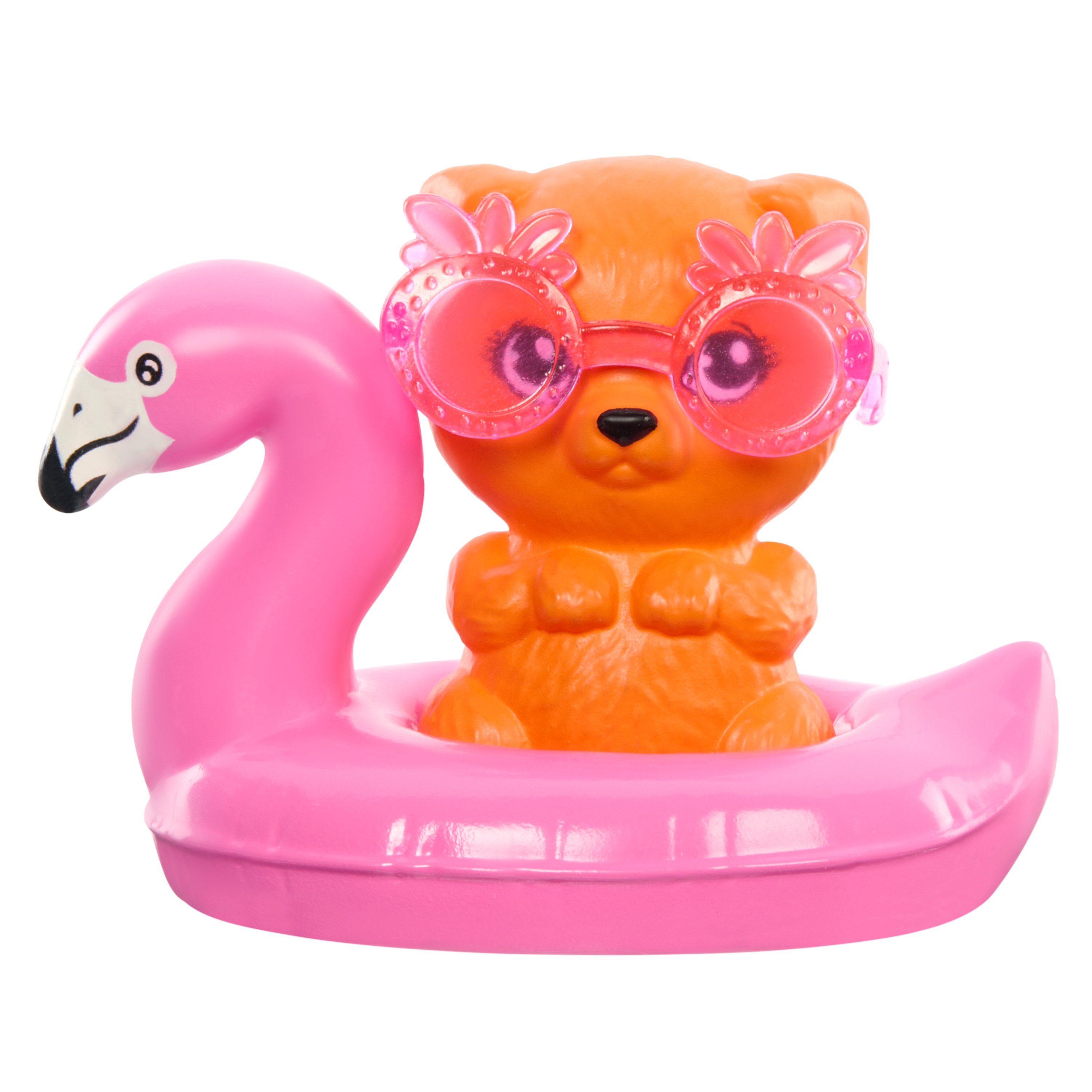 Pomarańczowa figurka w kształcie misia z różowymi okularami przeciwsłonecznymi, na różowej dmuchanej tratwie flaminga na białym tle.