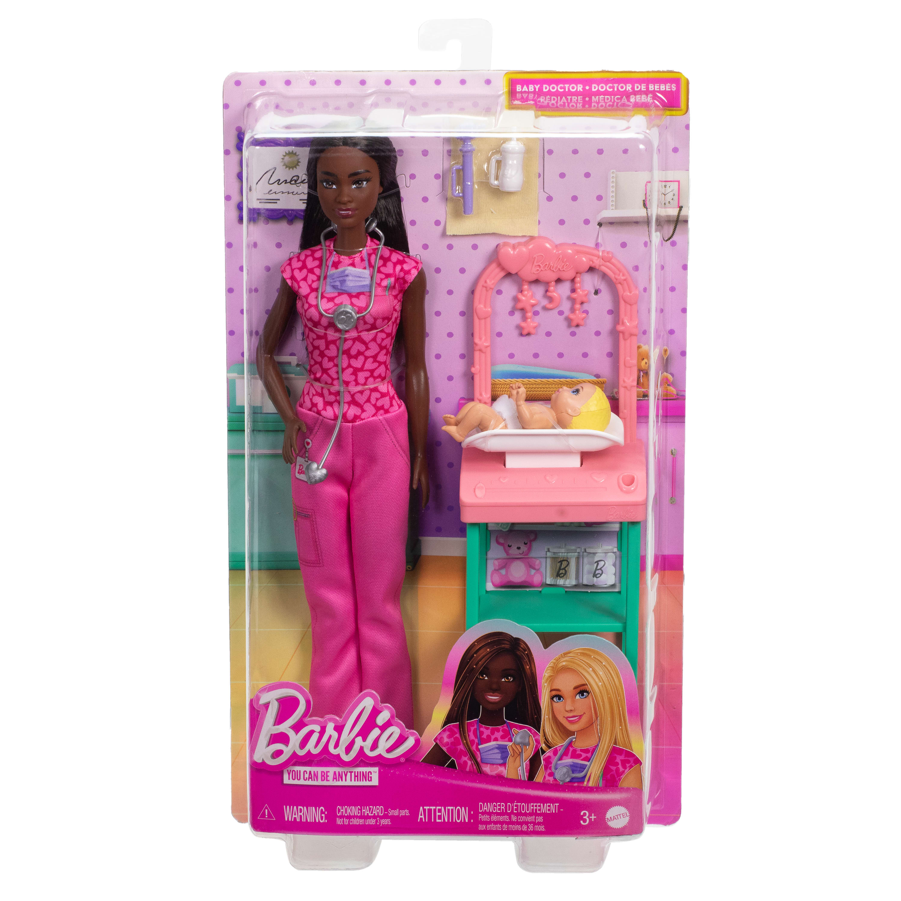 Barbie-Baby-Arzt-Puppe in rosa Outfit, mit Baby-Puppe auf Wickeltisch. Verpackung enthält andere Barbie-Puppen.