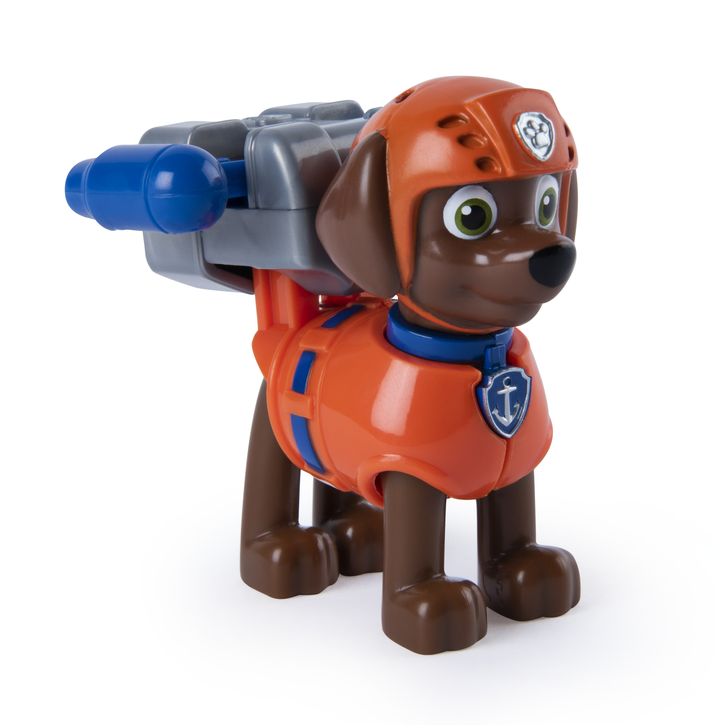 Un juguete de perro de dibujos animados marrón que lleva un equipo naranja, un casco y un jetpack azul sobre un fondo blanco.