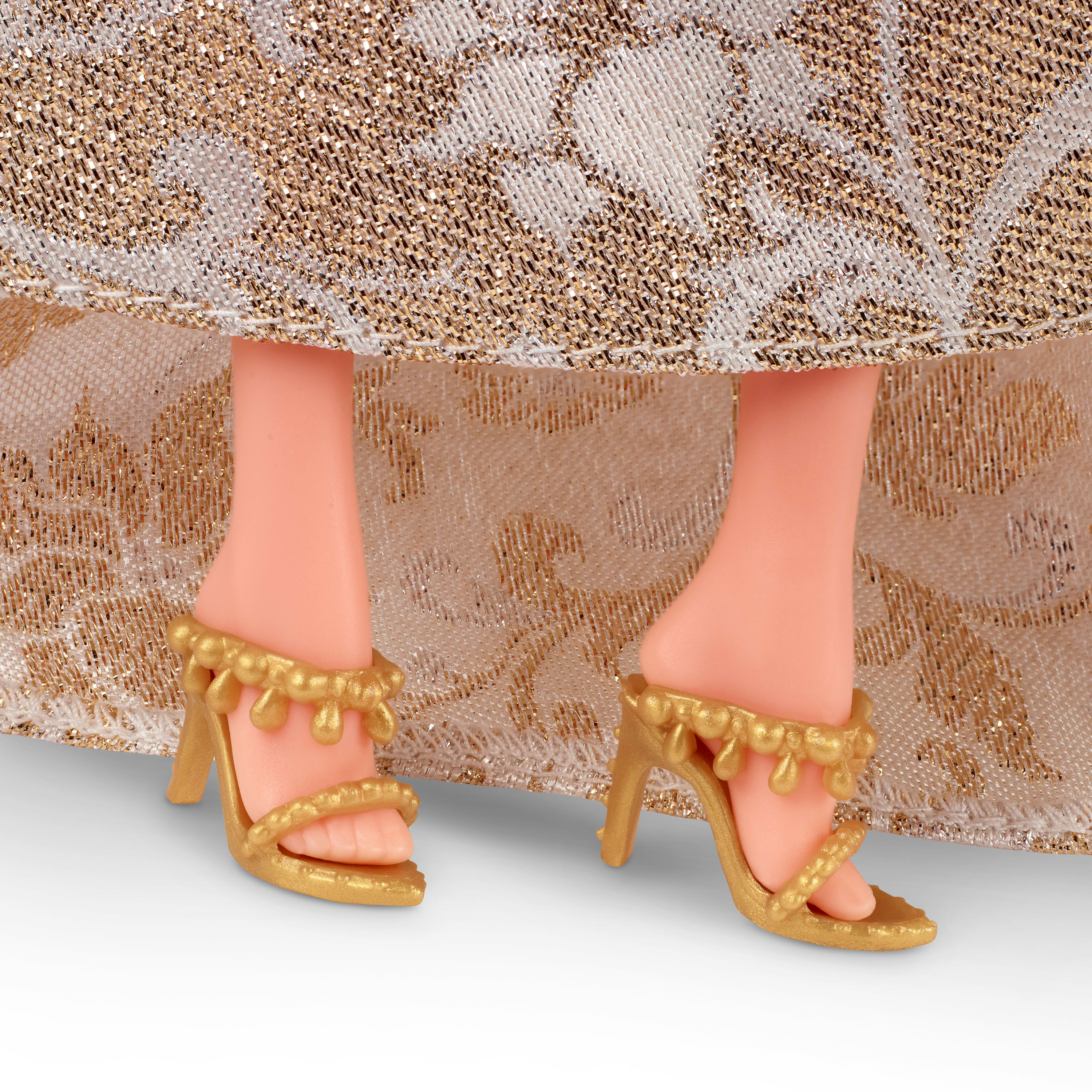 Puppenbeine mit goldenen Absätzen unter einem gold-cremefarbenen Kleid. Die Schuhe sind verziert und detailliert.