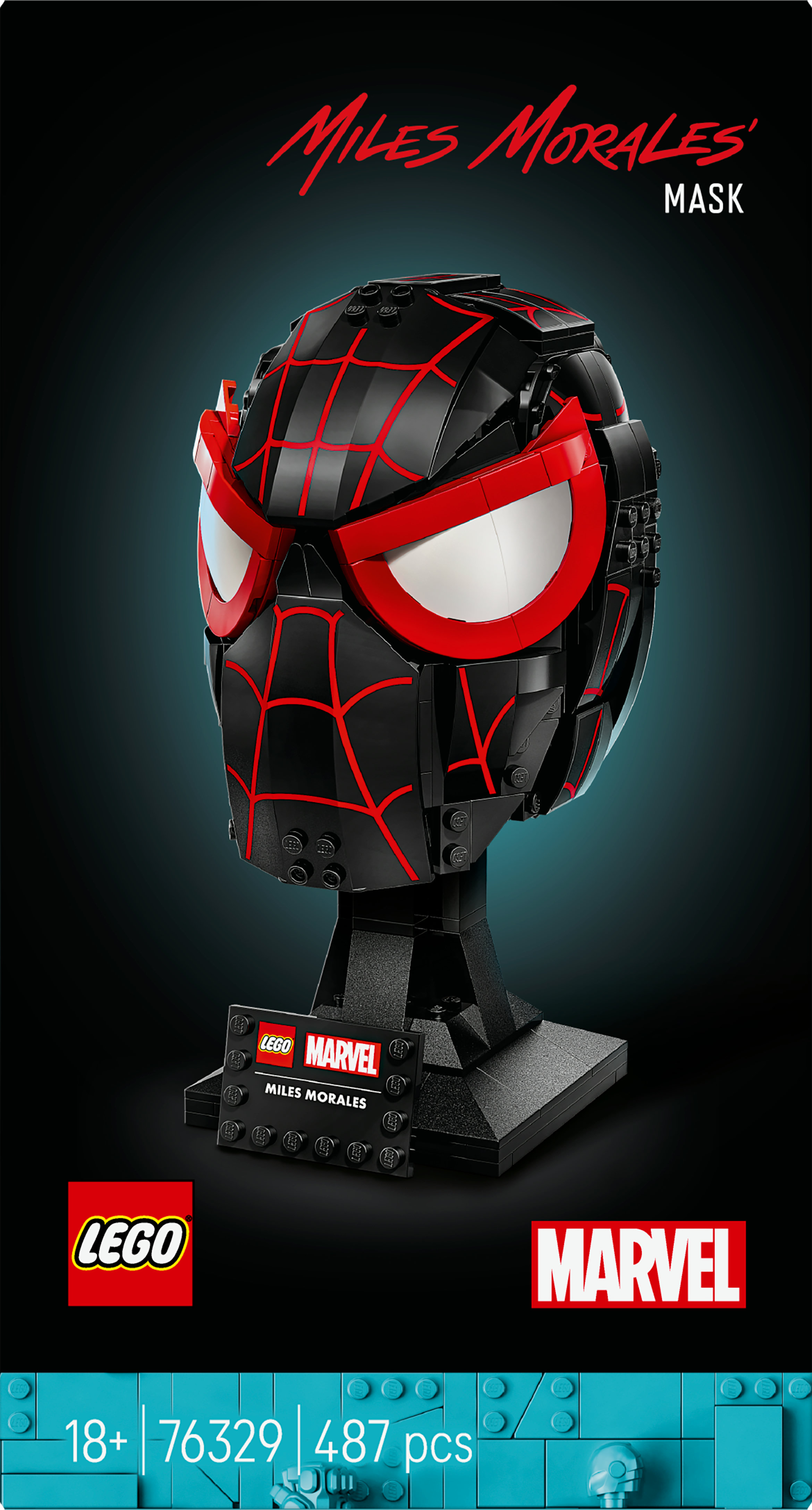 Un masque LEGO Miles Morales est exposé sur un socle. Il est noir avec des accents rouges. Le fond est sombre avec les logos Lego et Marvel.