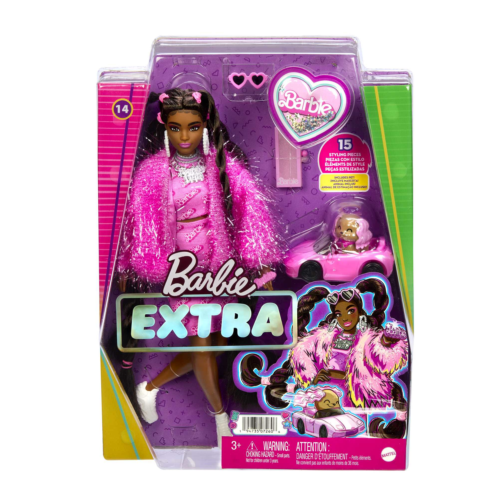 Bambola Barbie Extra in un completo rosa con accessori. La scatola include un'auto giocattolo e un animale domestico. Lo sfondo è colorato.