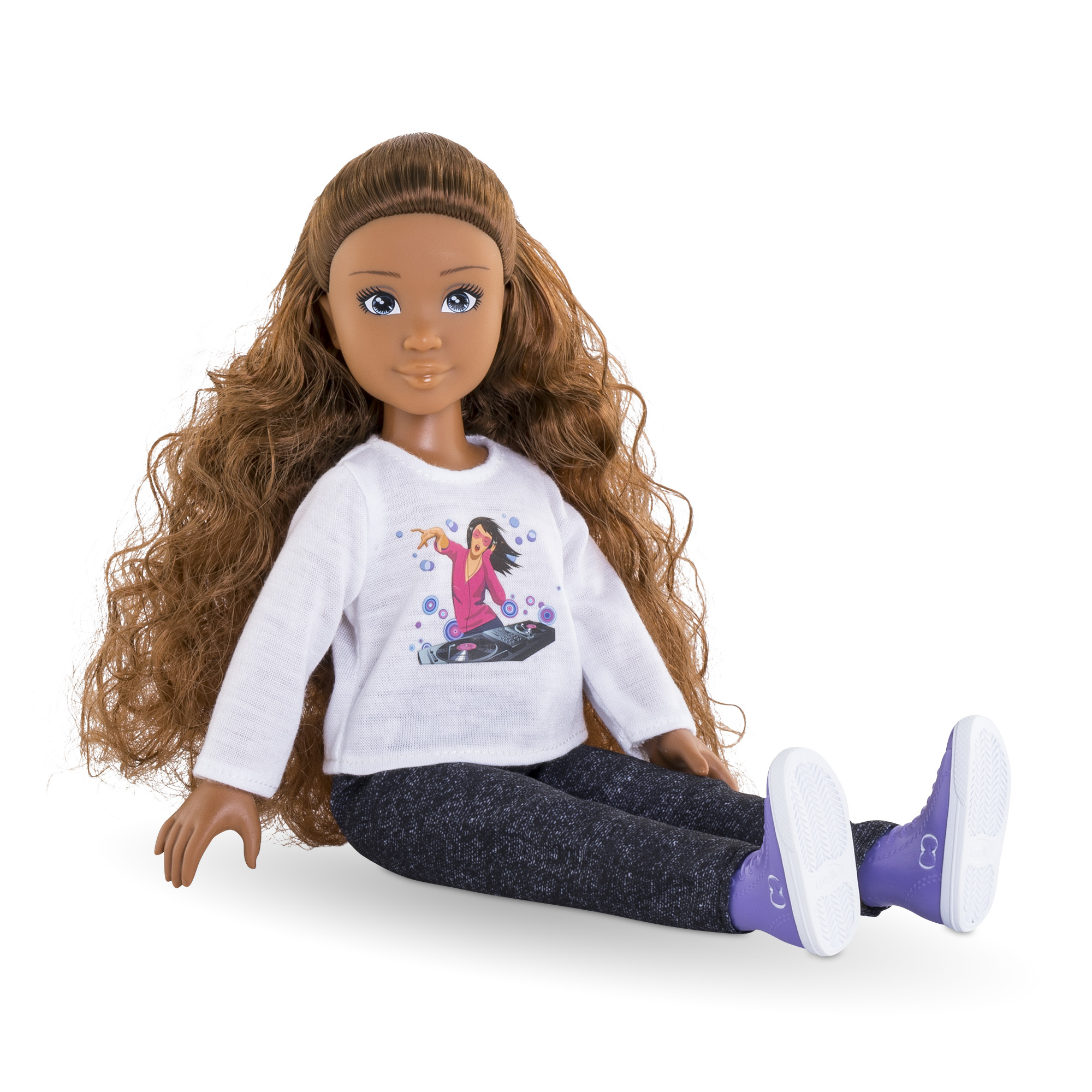 Eine Puppe mit braunem Haar, die ein weißes Hemd mit DJ-Design, schwarze Hose und lila Schuhe trägt und auf einer weißen Oberfläche sitzt.