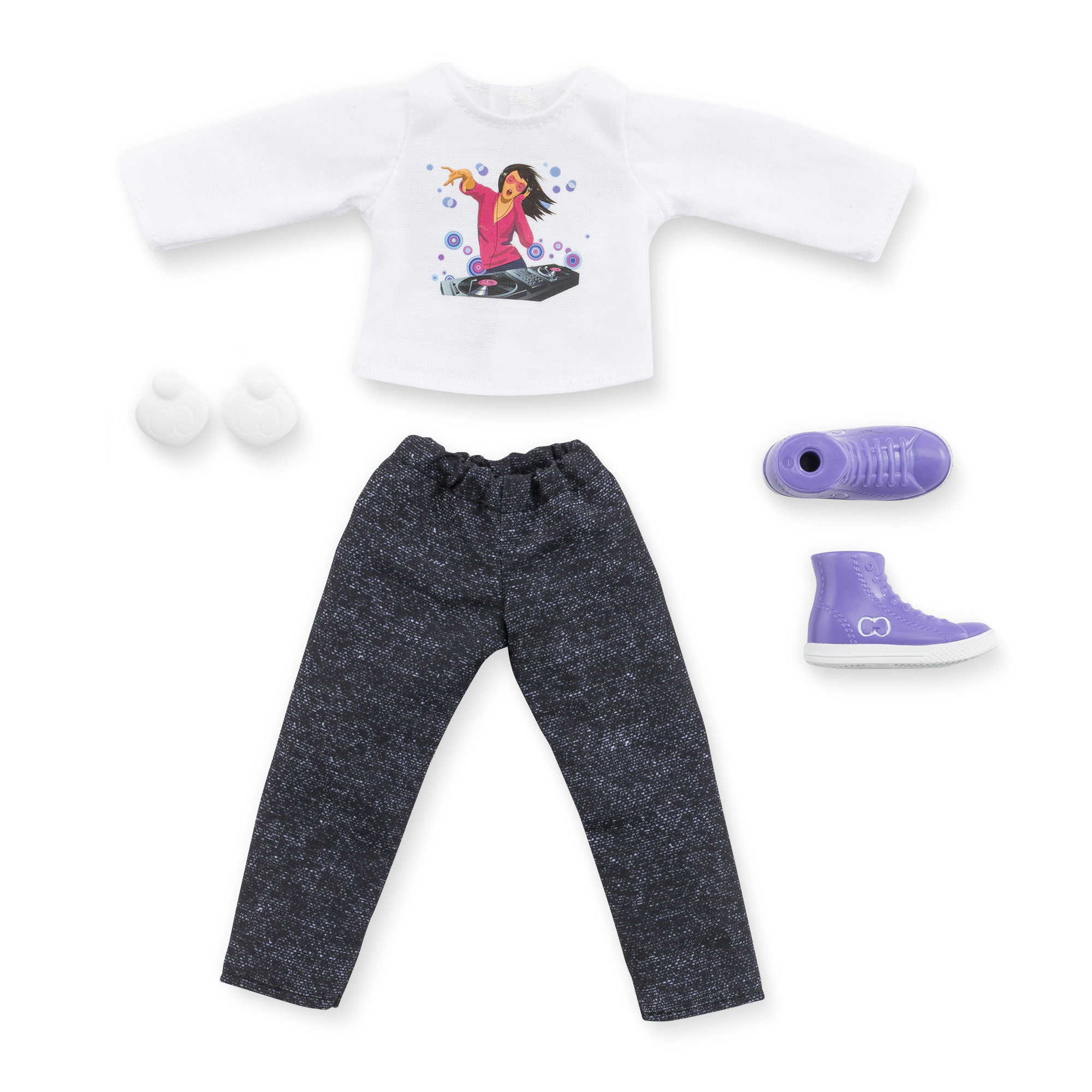 Puppenkleider-Set: weißes Oberteil mit DJ-Grafik, graue Hose, Schuhe, Kopfhörer und ein lila Schuh auf weißem Hintergrund.