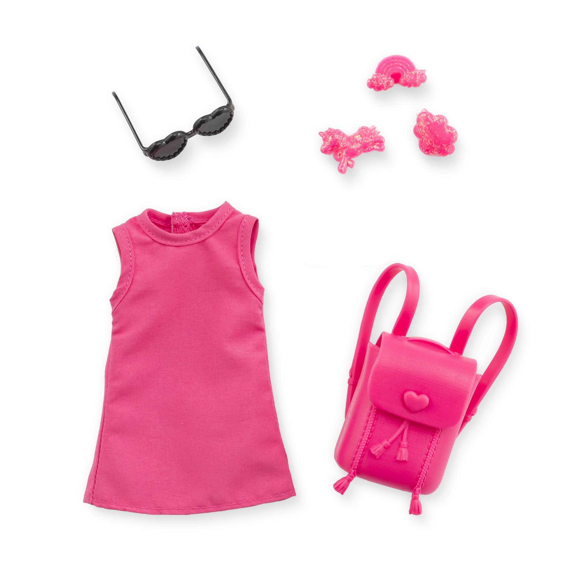 Pinkes Puppenzubehör: Kleid, Rucksack, Sonnenbrille und glitzernde Anhänger auf weißem Hintergrund.