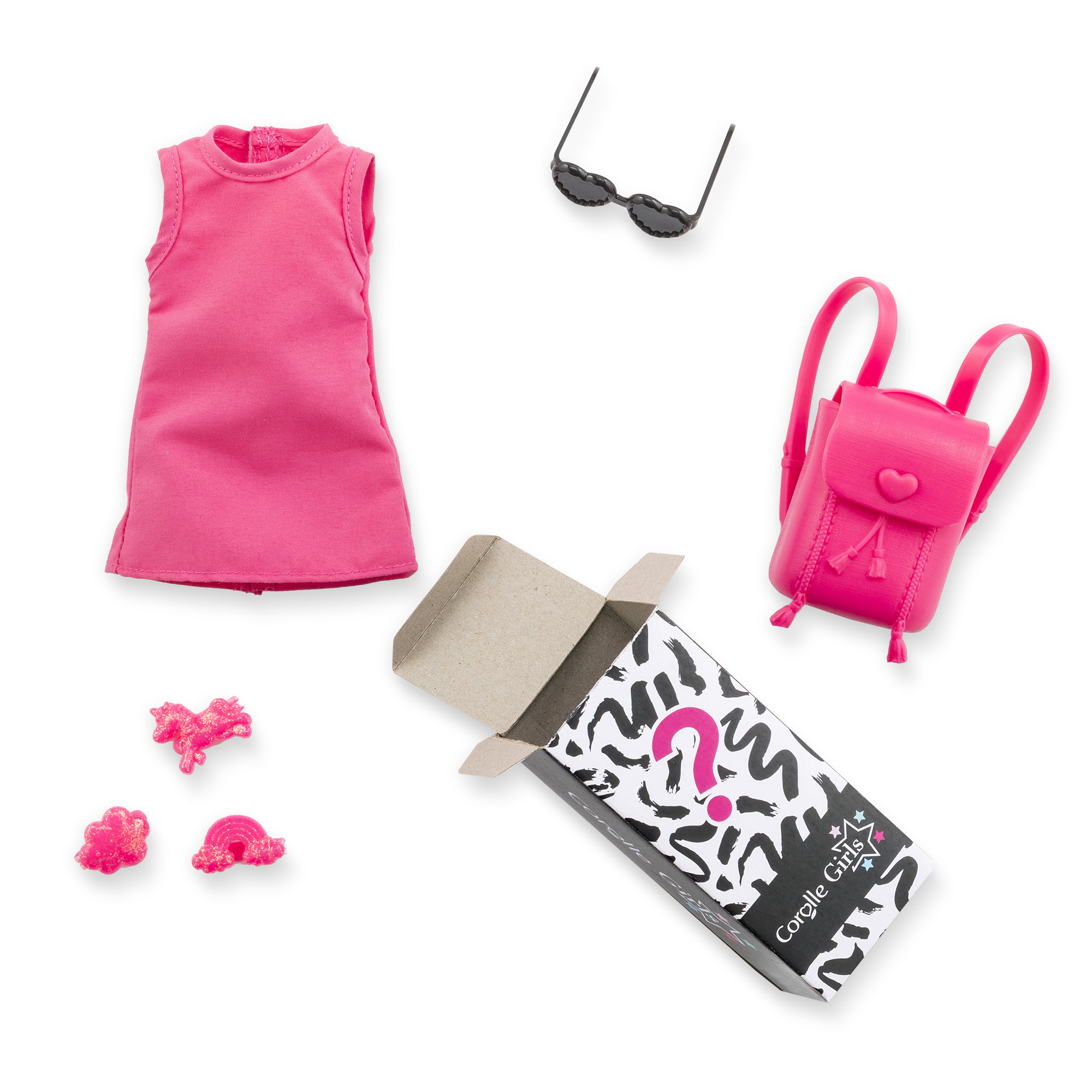 Rosa Kleid, Sonnenbrille, Rucksack, Ohrringe und Schachtel mit Fragezeichen auf weißem Hintergrund. Coralle Girls Logo.
