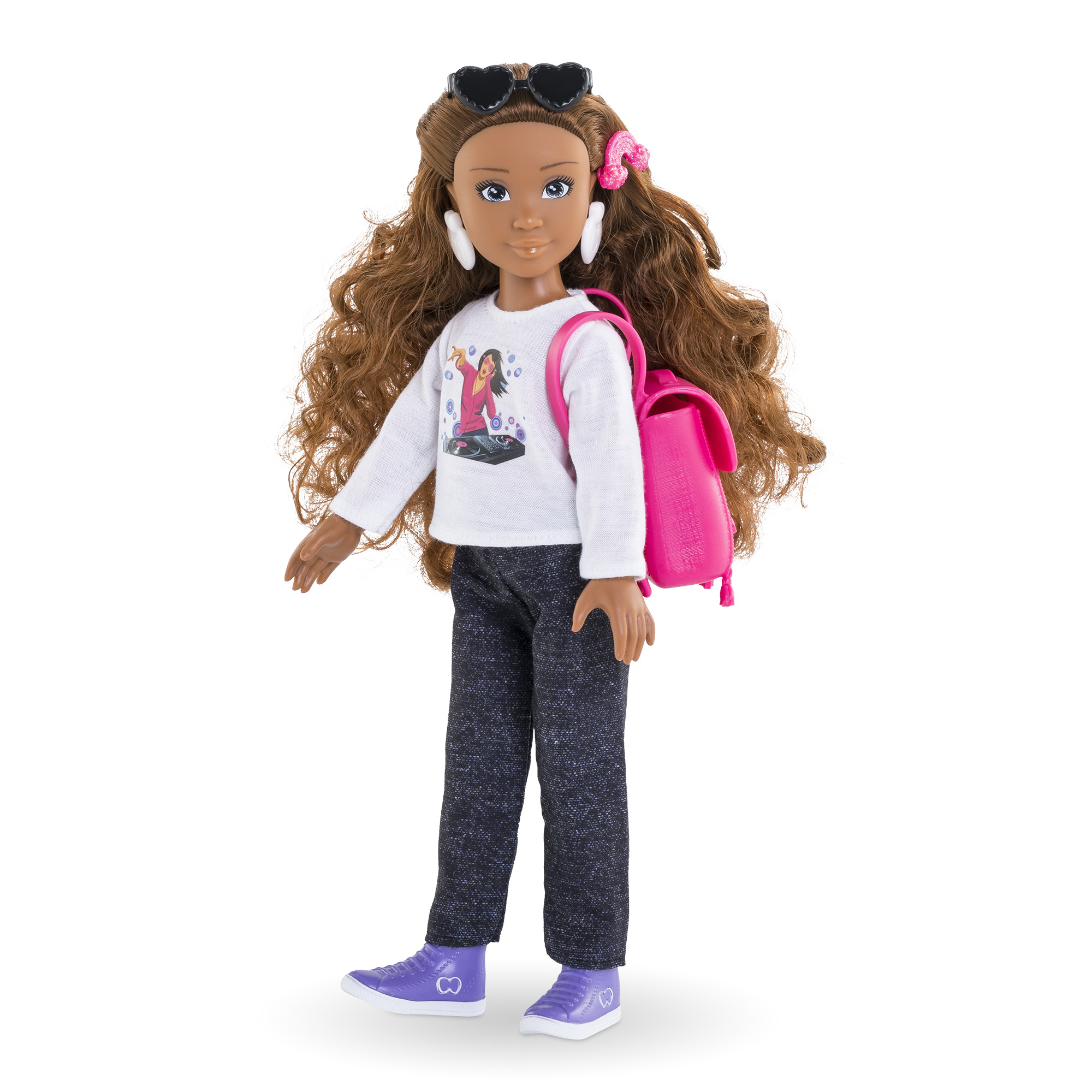 Eine Puppe mit braunen Haaren, Sonnenbrille und rosa Rucksack, trägt ein weißes Hemd und schwarze Hose.