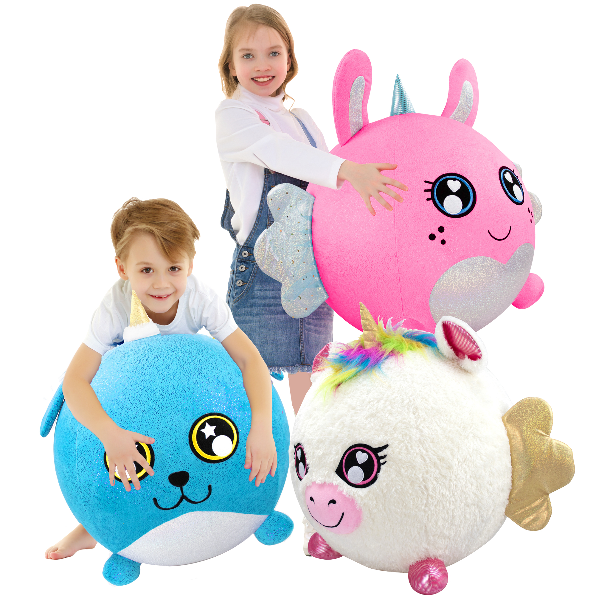 Troje dzieci z dużymi pluszakami: różowy jednorożec, biały jednorożec i niebieski narwal. Uśmiechają się.