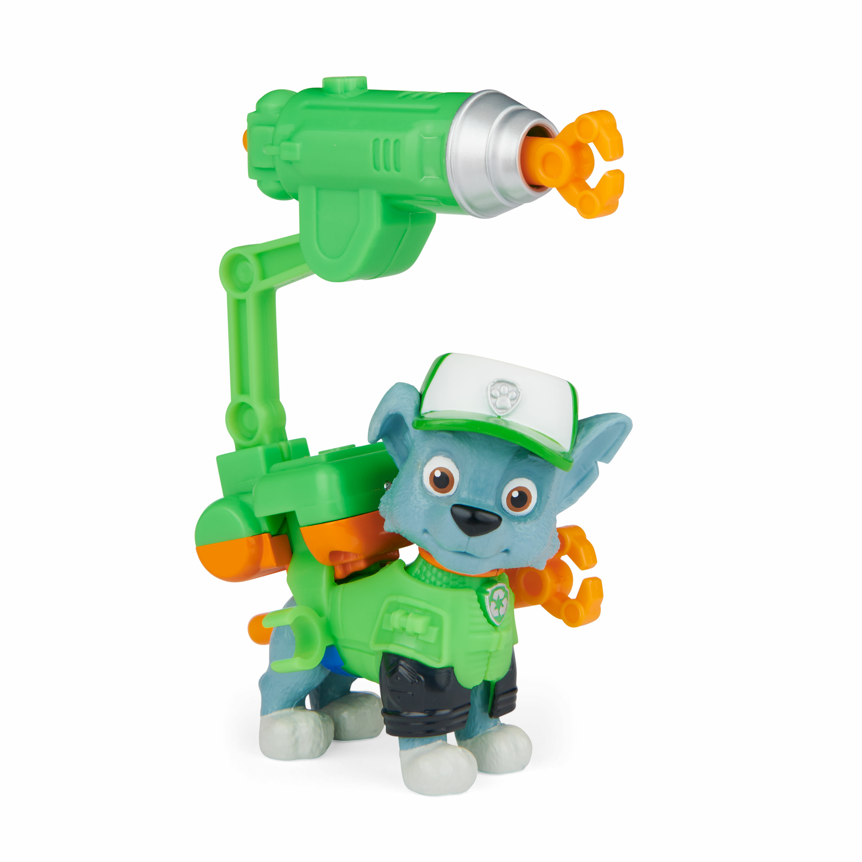 Een blauw Paw Patrol-personagespeelgoed, Rocky, met een groen gereedschap op zijn rug. Hij heeft een witte hoed en oranje gereedschap.