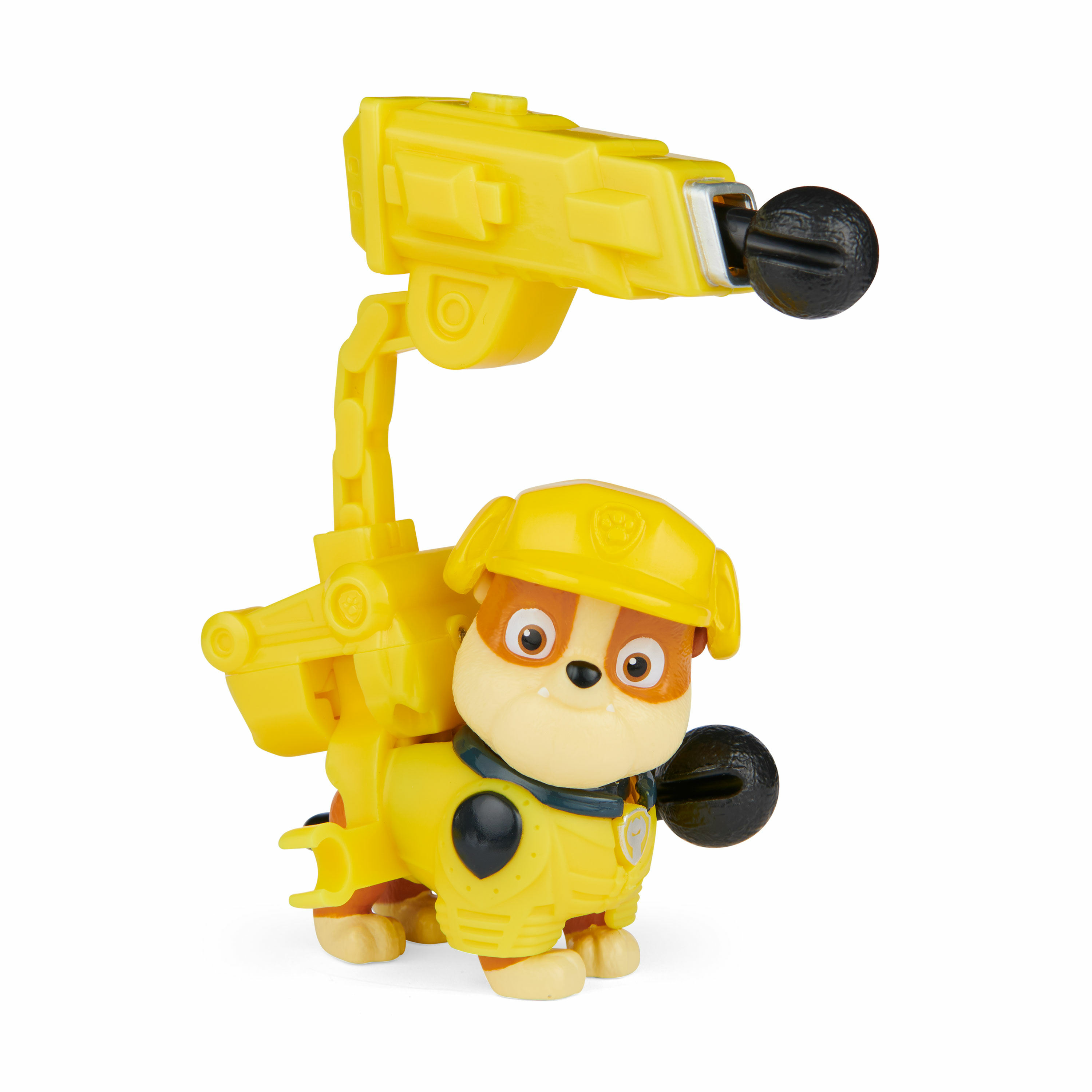 Een gele speelgoedhond met een gele helm en uitrusting. Het heeft bruine en witte vacht en een zwarte bal.