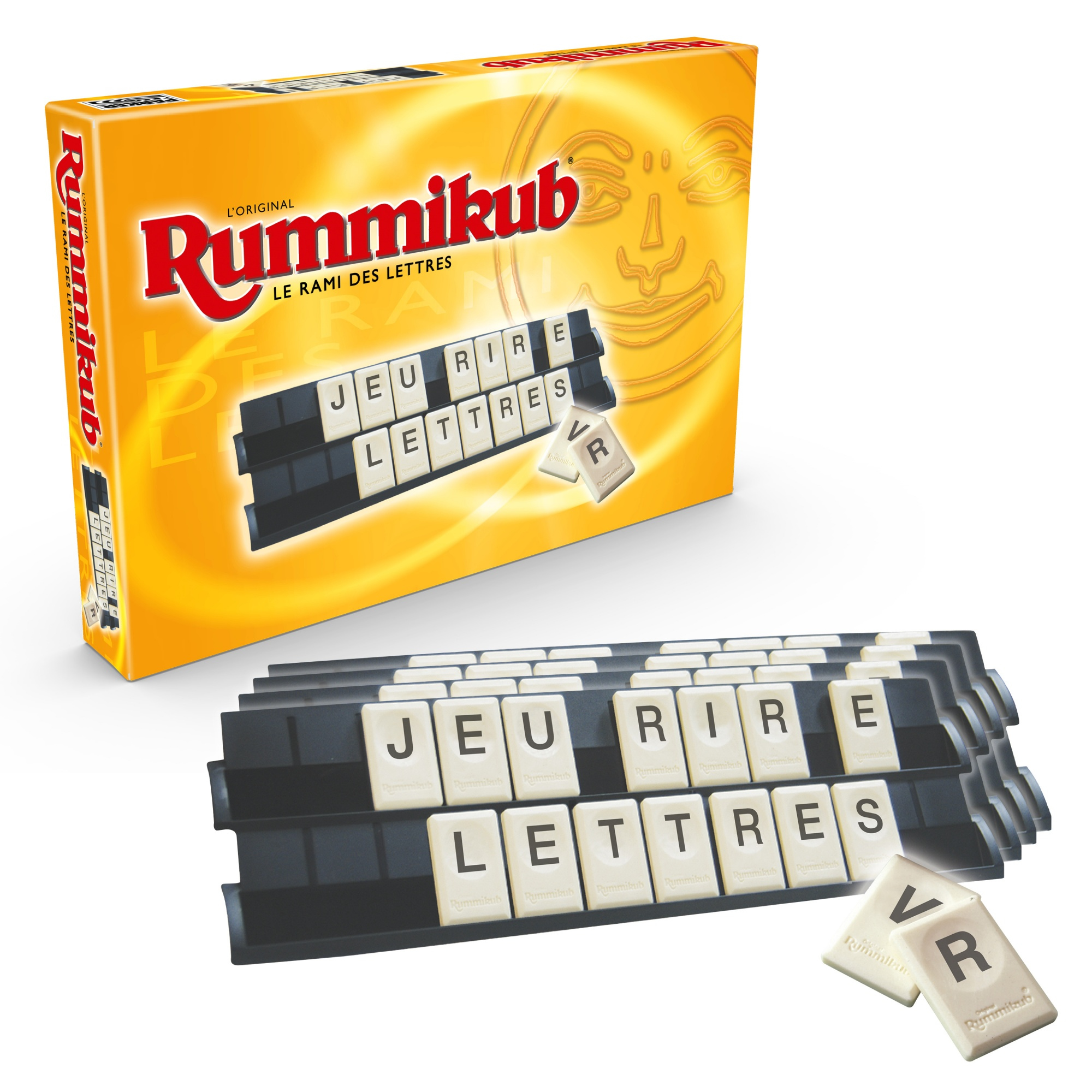 De doos en tegels van het bordspel Rummikub. De tegels spellen 'JEU RIRE LETTRES'. De doos is geel met een zonontwerp.