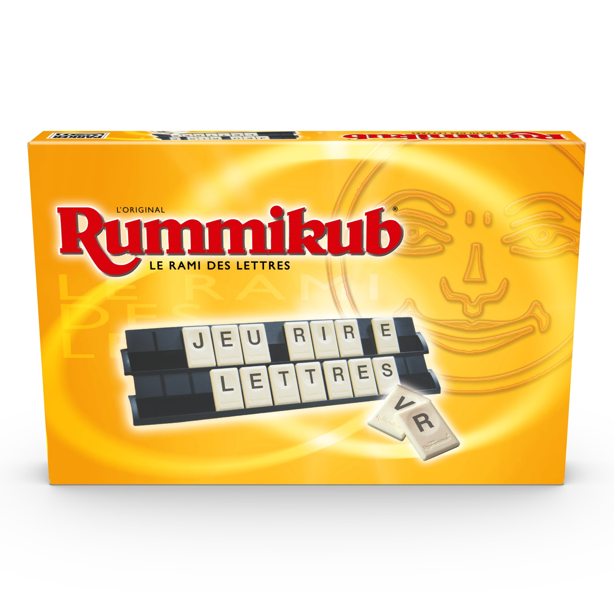 Een Rummikub doos met speltegels. De doos is oranje, met de spelnaam en letters zichtbaar. Tegels spellen woorden.