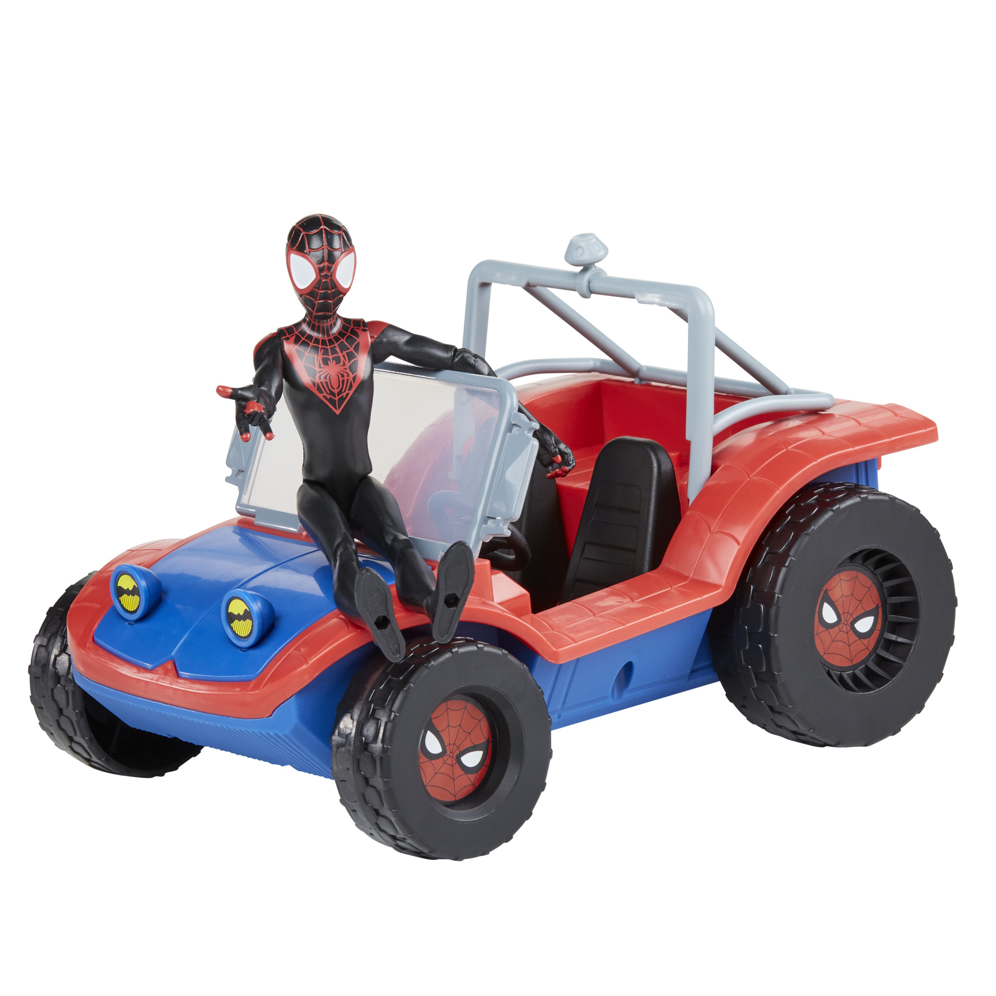 Una figura de juguete de Spider-Man se sienta en un coche de juguete rojo y azul. El coche tiene logotipos de Spider-Man en las ruedas.