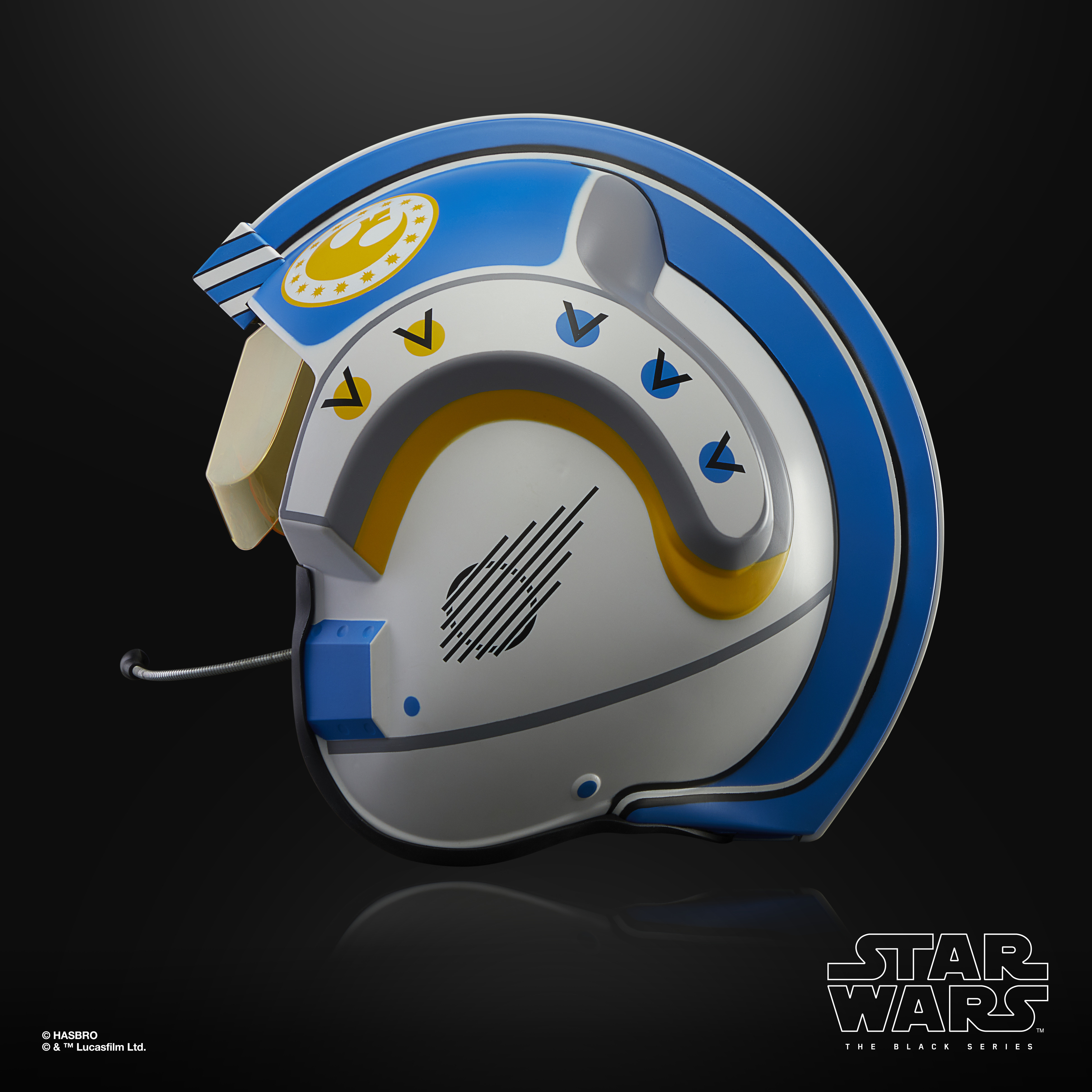 Un casco de piloto de X-wing de Star Wars, detalles en blanco, azul y amarillo. El casco está sobre un fondo negro.