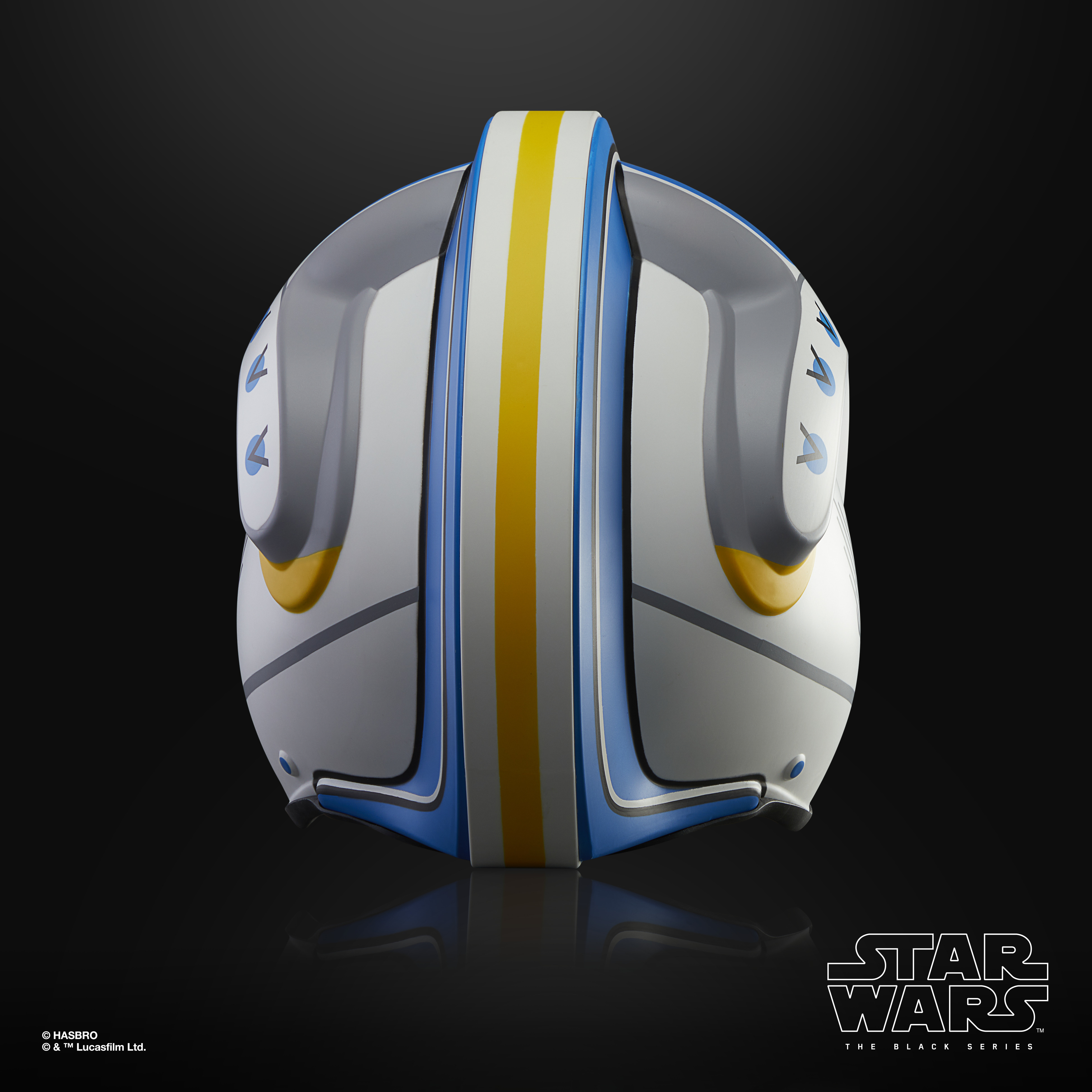 Un casco blanco de Star Wars con rayas azules y amarillas y detalles grises. El fondo es negro.
