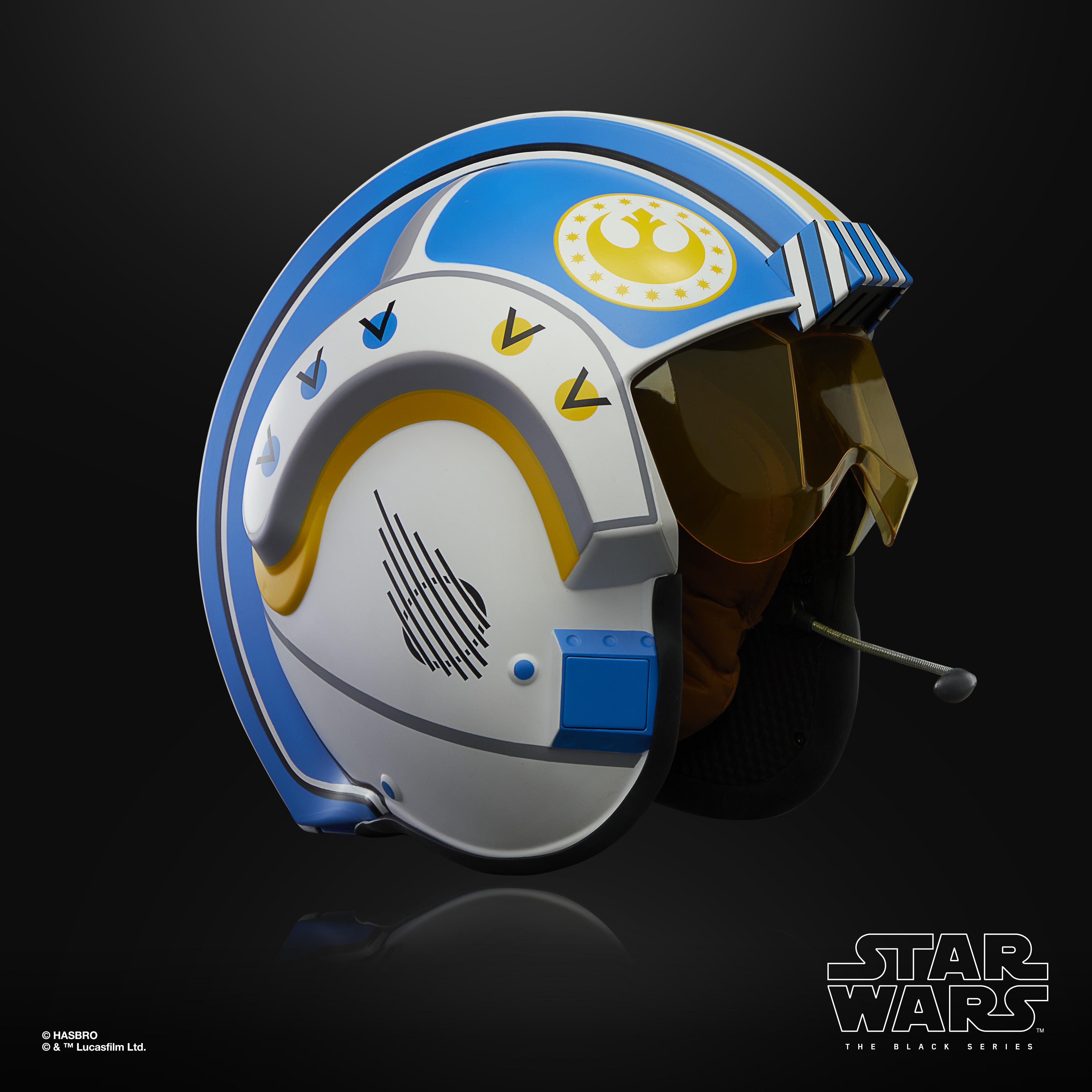Un casco X-Wing de Star Wars. Colores azul, blanco y amarillo con visera y micrófono sobre fondo negro.