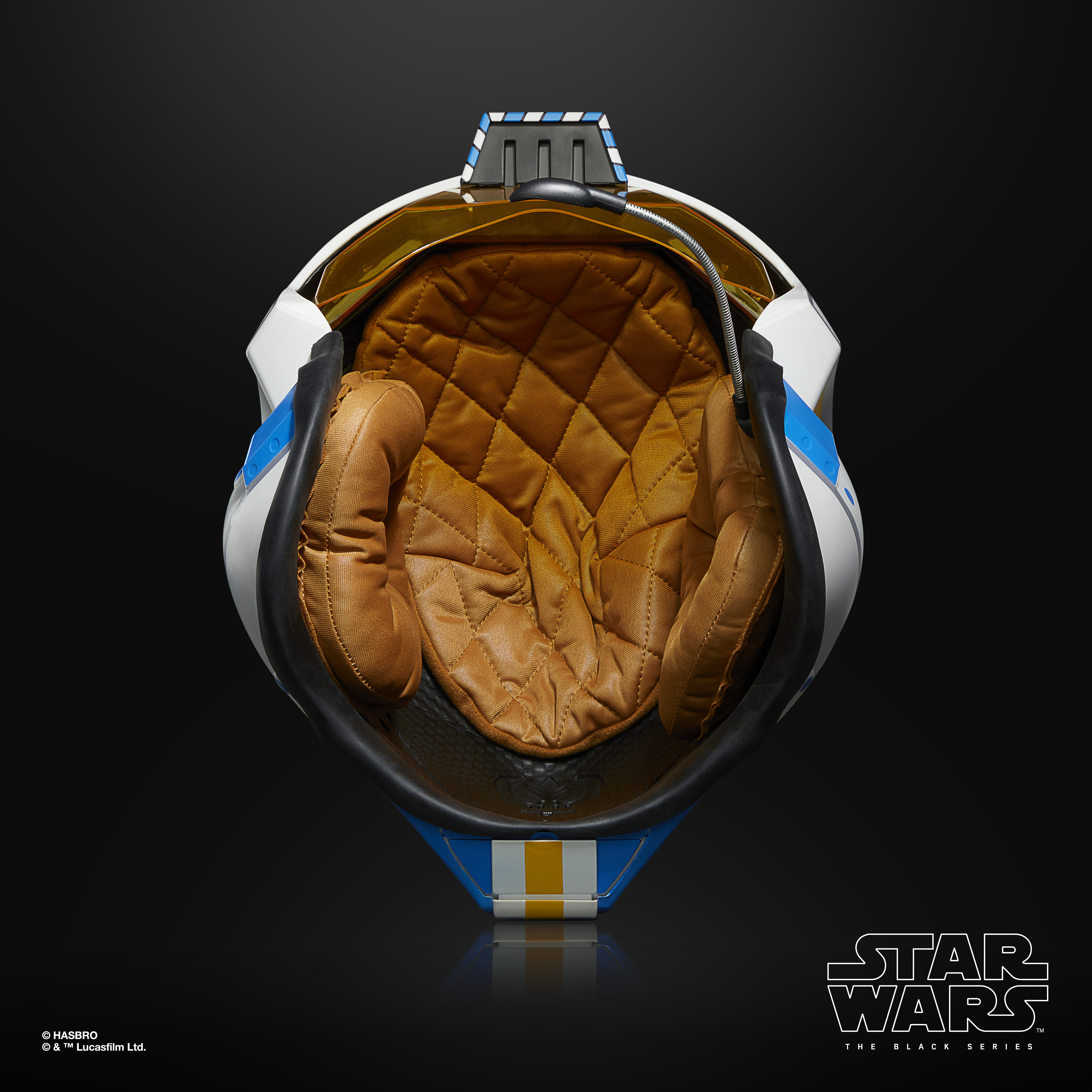 Un casco de Star Wars abierto. Es blanco y azul con interior acolchado marrón. El fondo es negro.