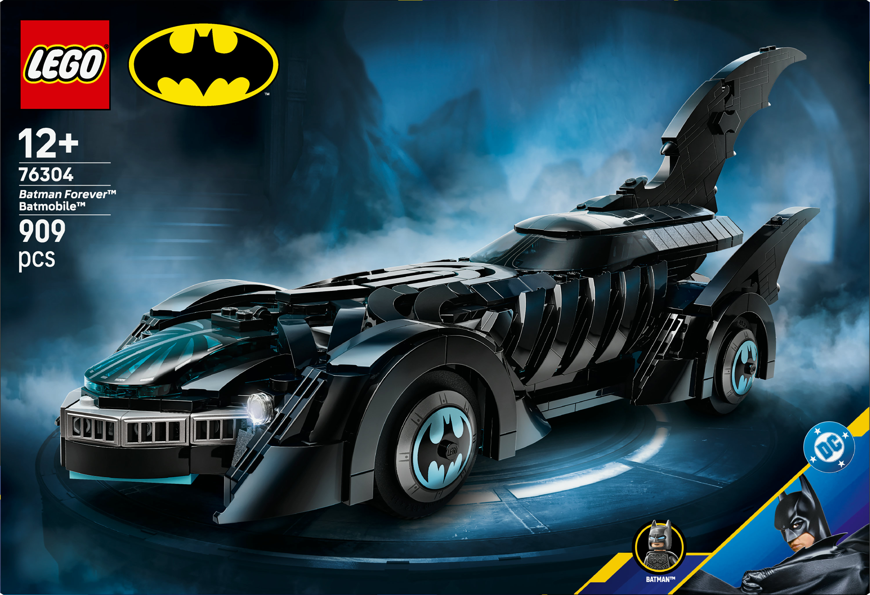 Zestaw LEGO czarnego Batmobilu z Batman Forever. Samochód jest elegancki, z dużymi płetwami i logo Batmana na kołach.