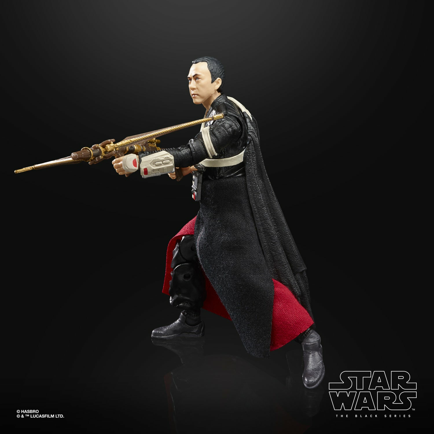 Figura de Star Wars en atuendo negro y rojo sosteniendo un arma, sobre fondo negro.