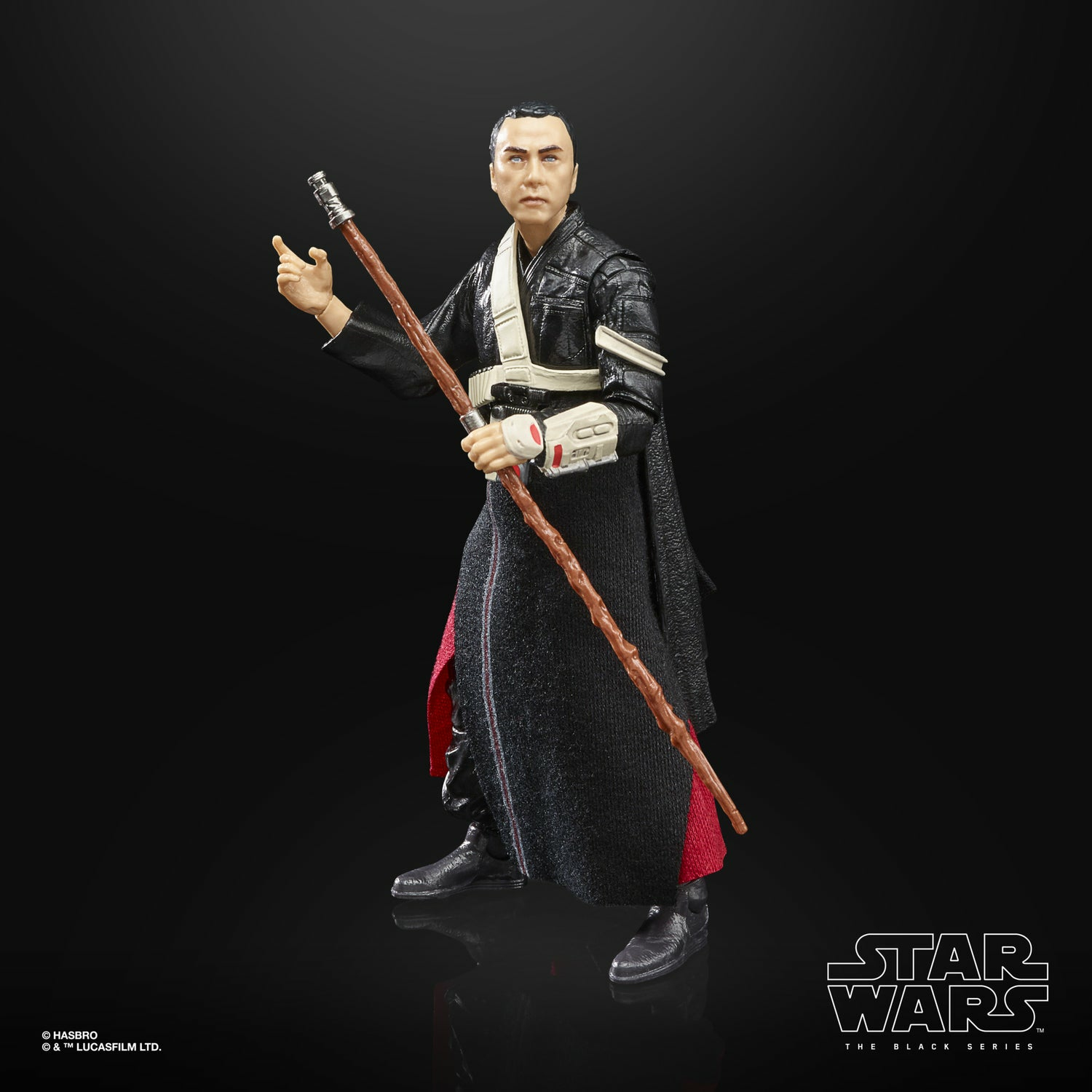 Una figura de acción de Star Wars, un hombre con un abrigo negro sosteniendo un bastón. La figura está sobre un fondo negro. El logo de Star Wars es visible.